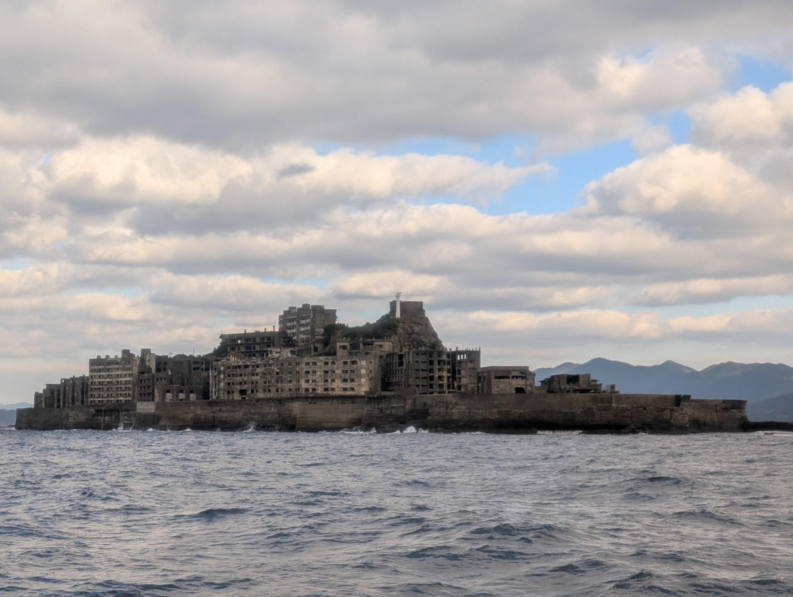 船から見た、海に浮かぶ端島の全景