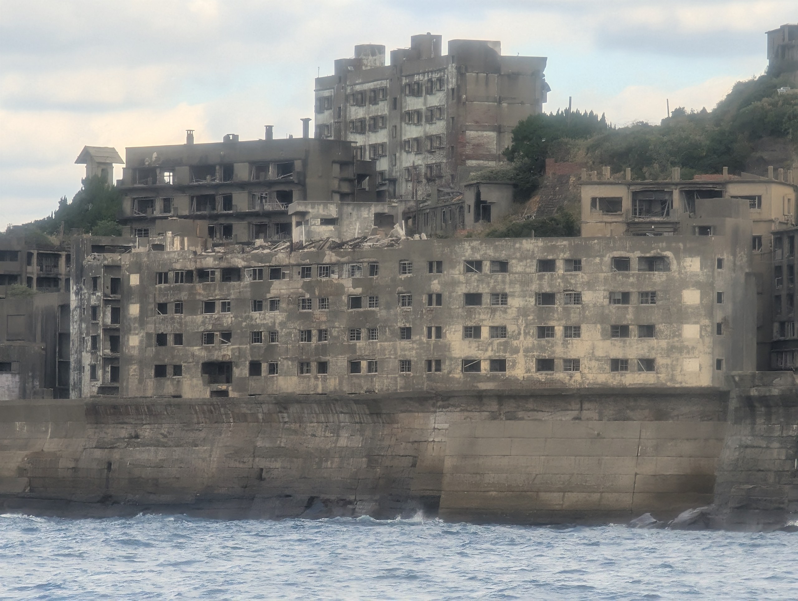 海から間近に見た、住宅の跡が並ぶ島の側面