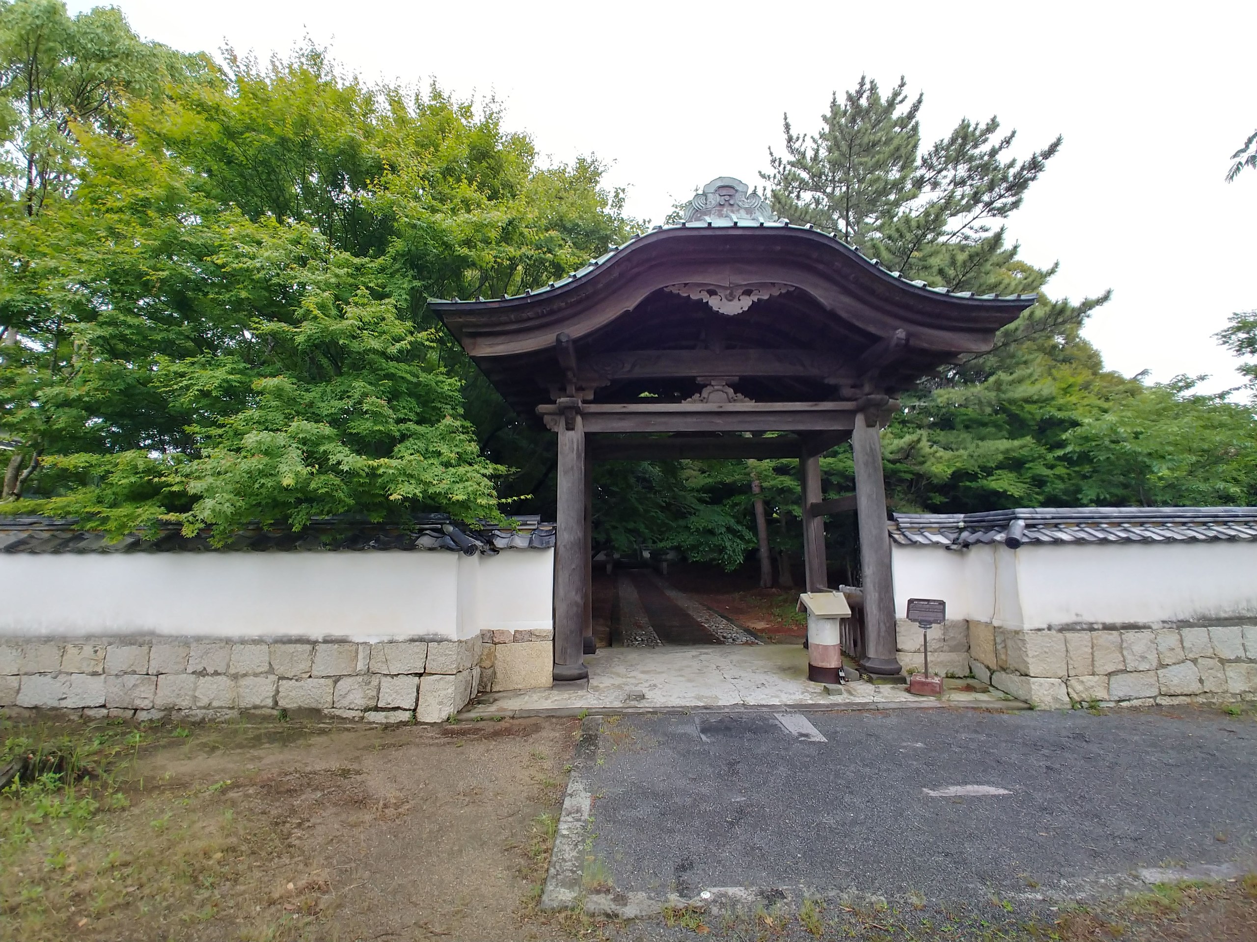 萩の天樹院の門
