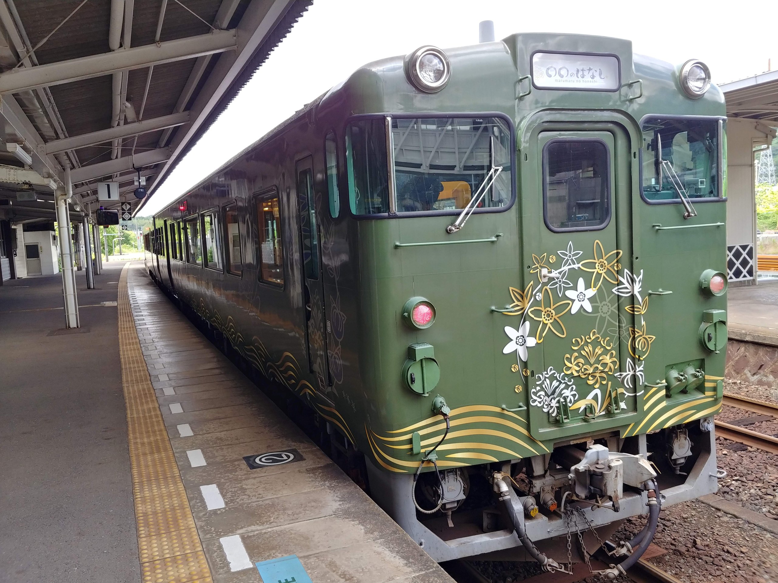 観光列車「○○のはなし」の緑の車両