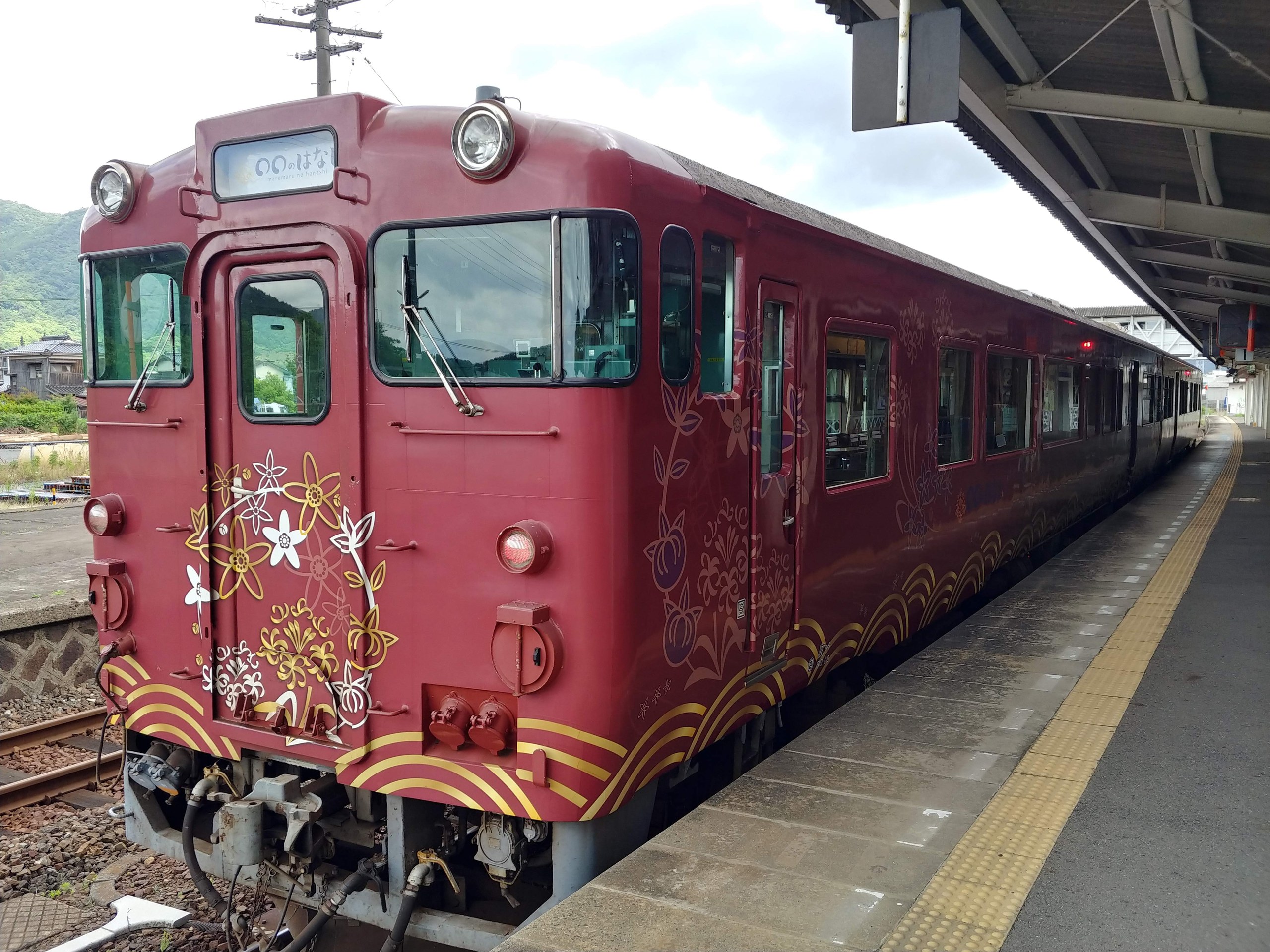 観光列車「○○のはなし」の赤い車両