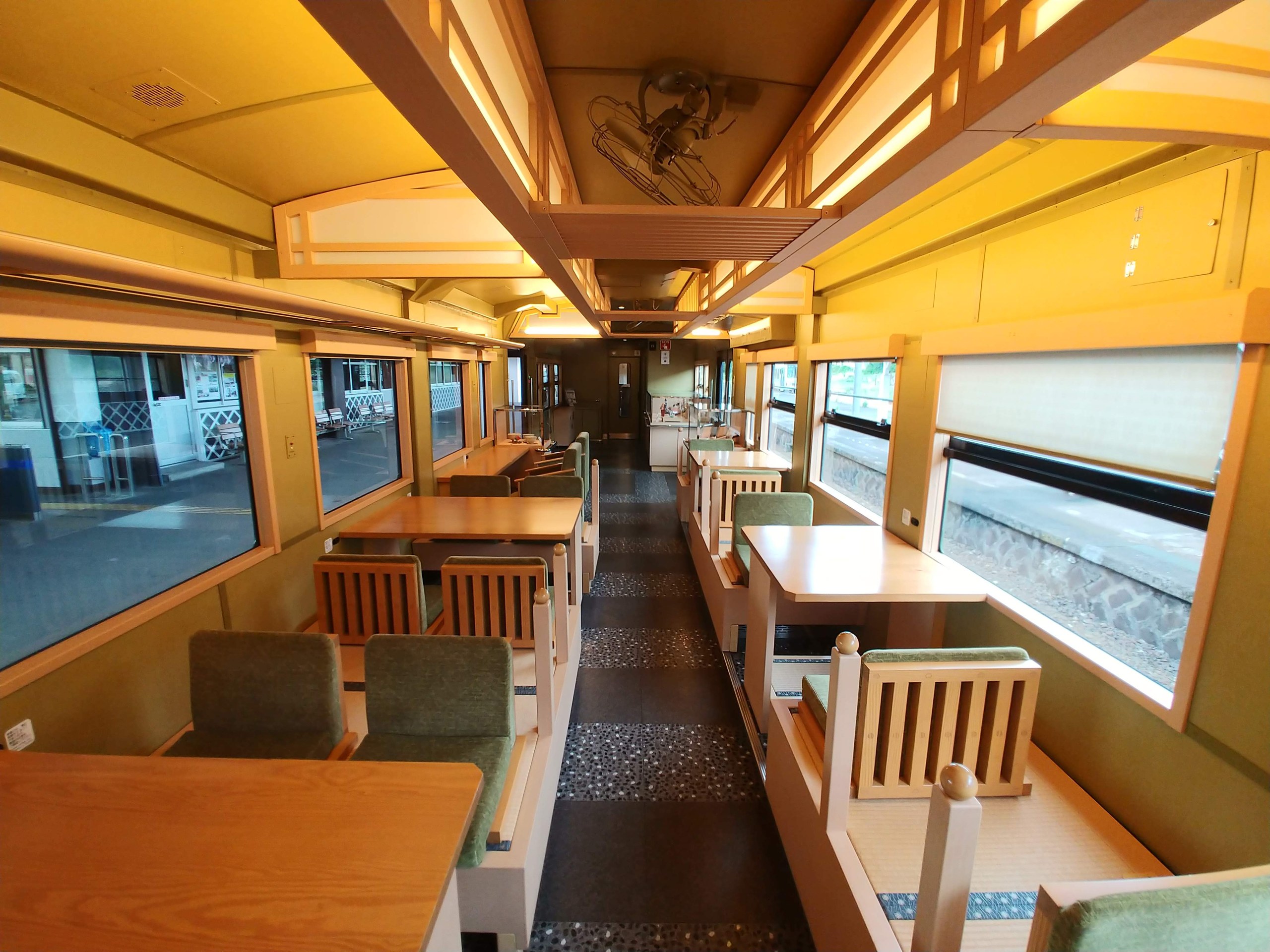 観光列車「○○のはなし」の車内