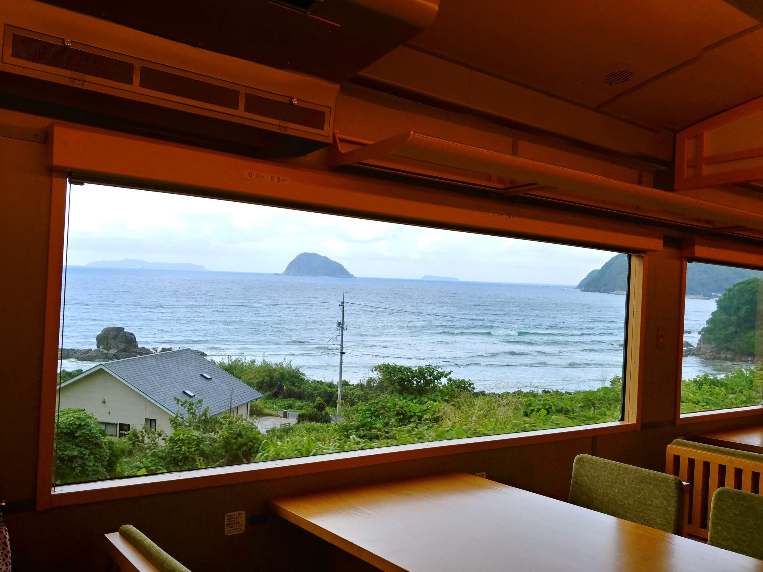 観光列車の車窓の海と島