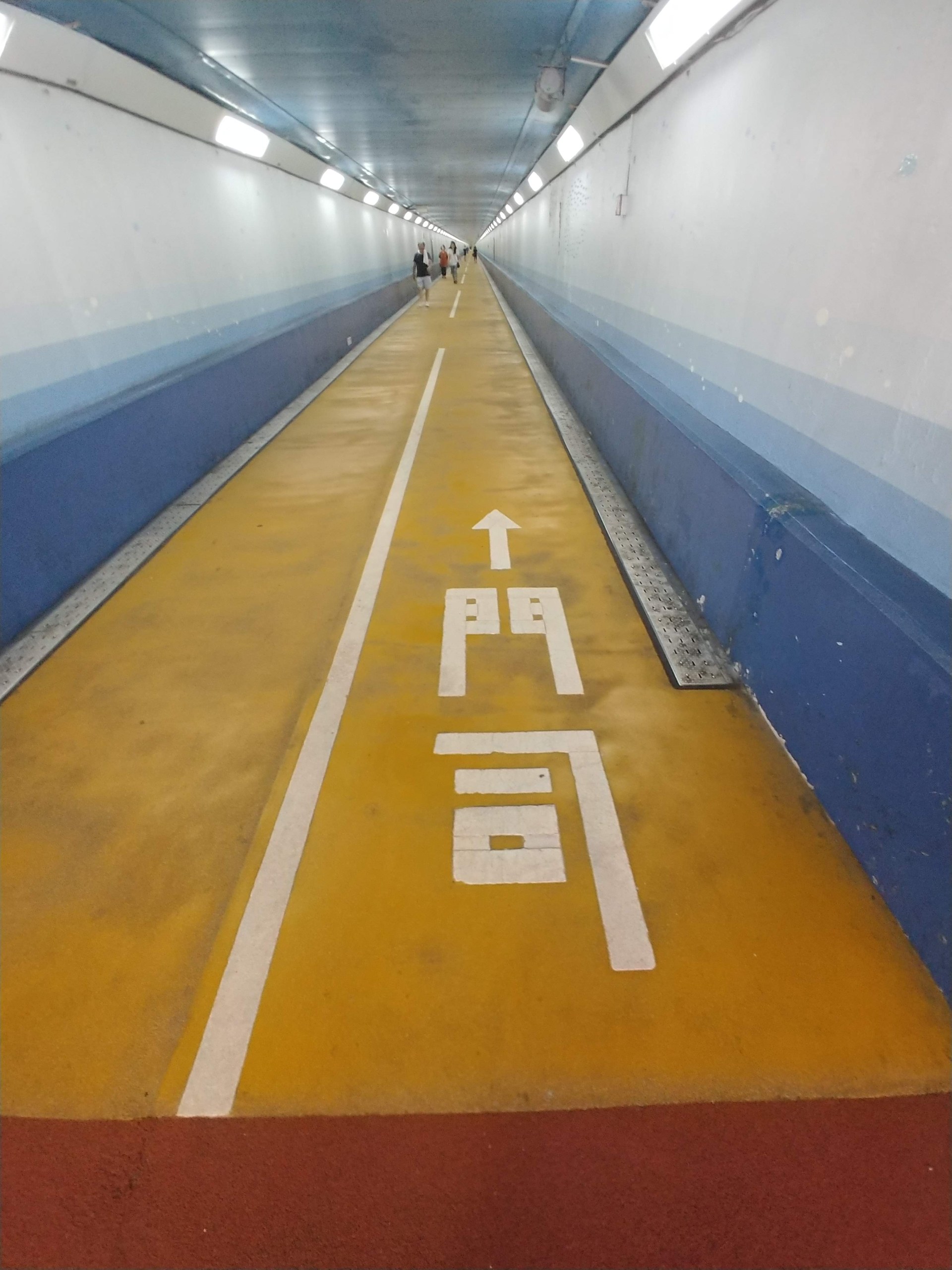 まっすぐ続く関門トンネル人道