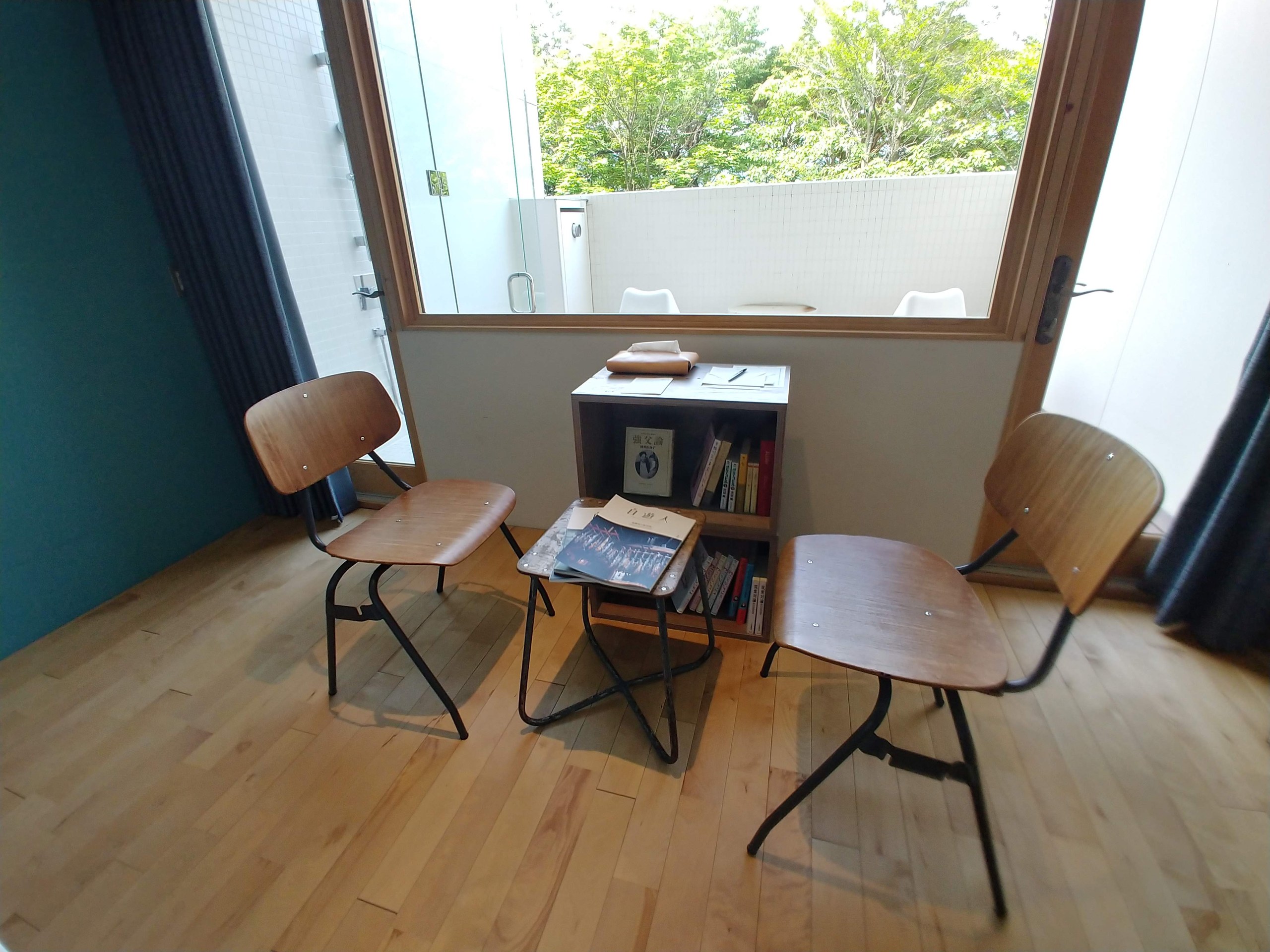 客室の窓辺の椅子と本棚