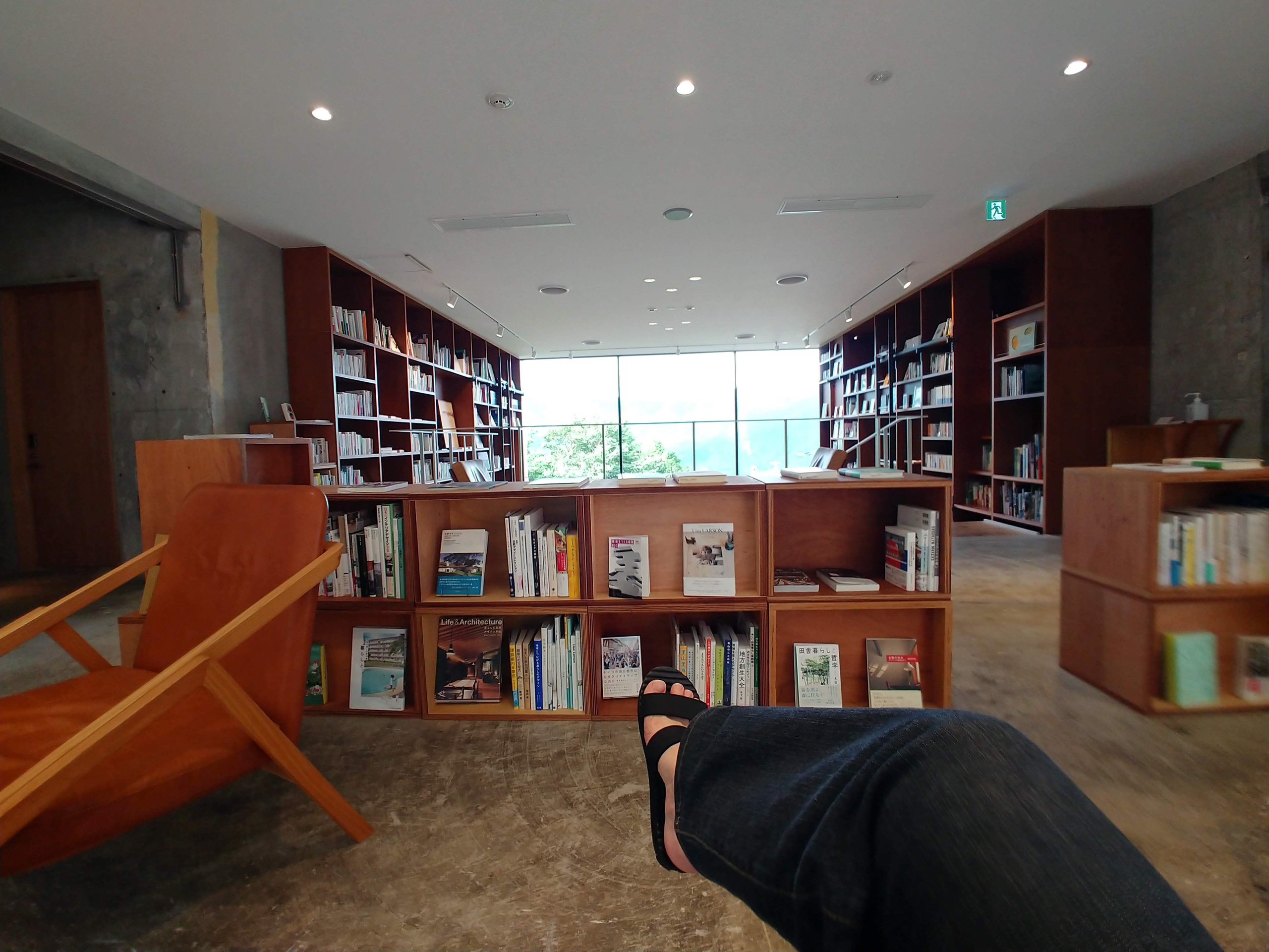 本棚に囲まれて足をのばして読書
