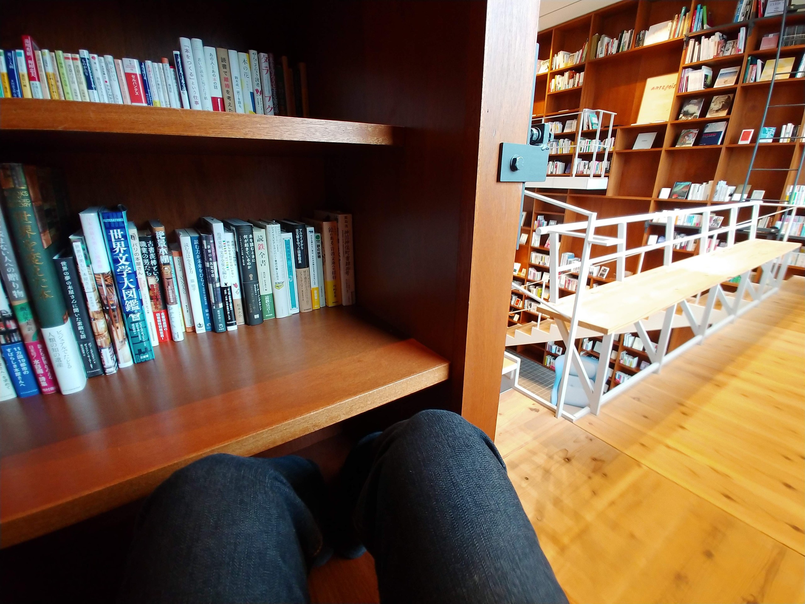 本棚のすき間の小部屋で読書