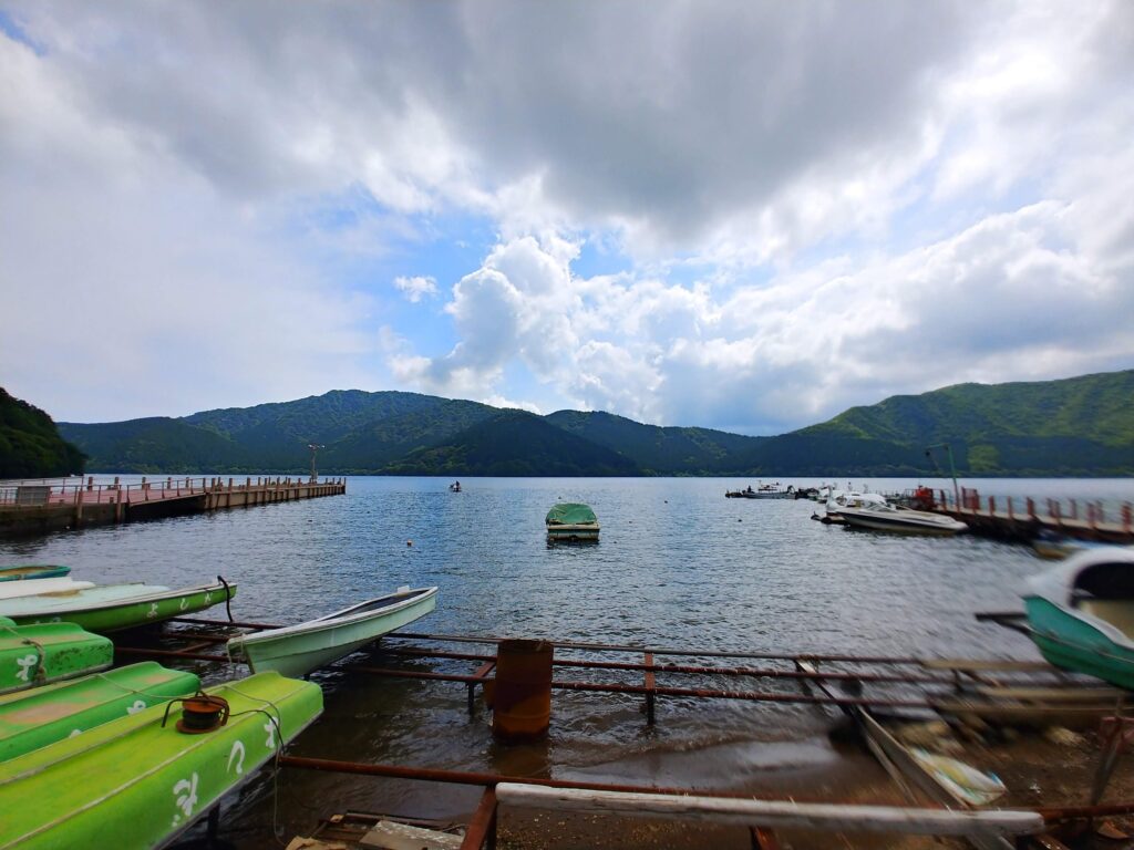 芦ノ湖の岸に並ぶボート