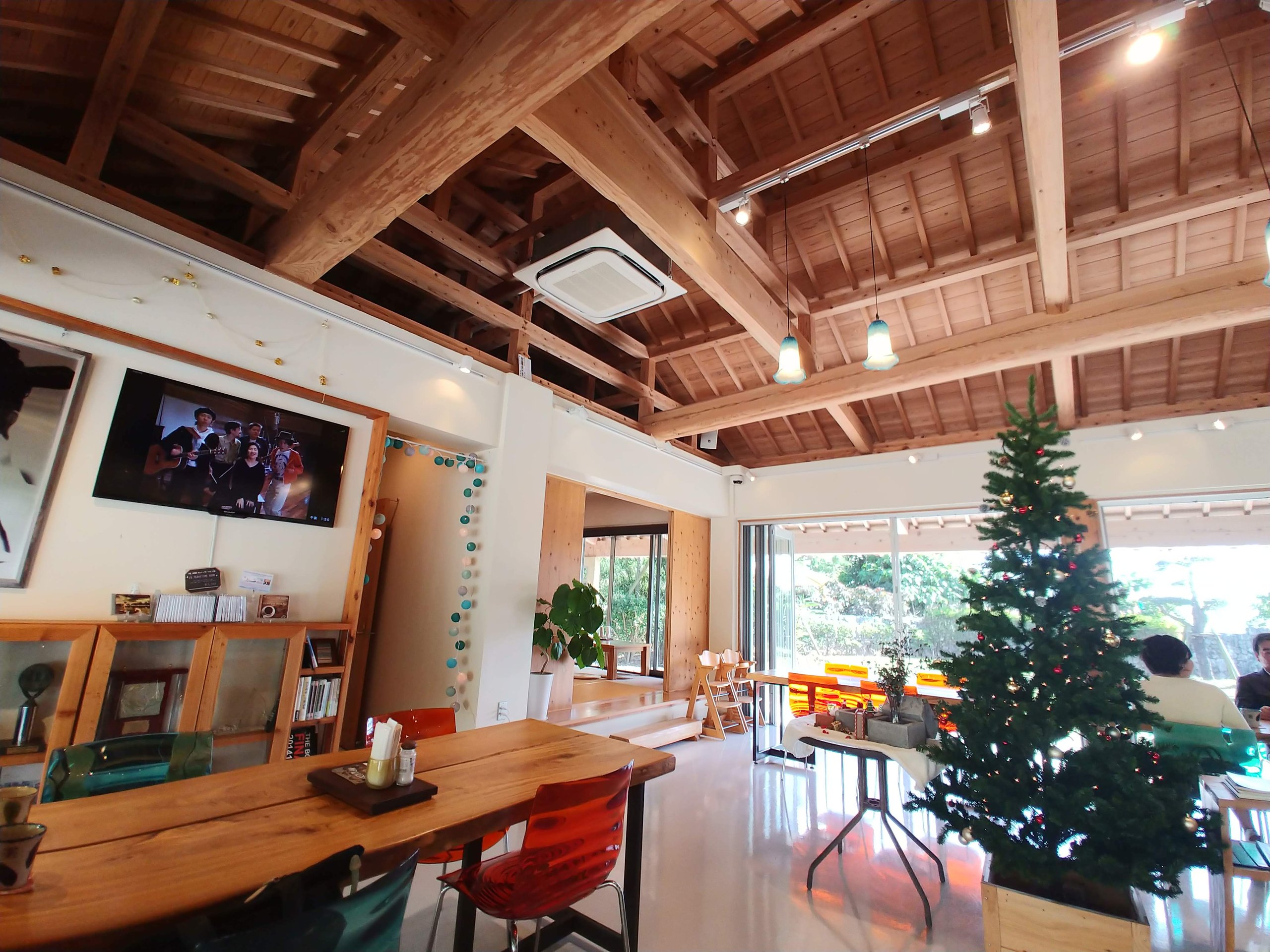 木の天井とクリスマスツリーがある、みやんちSTUDIO&COFFEEの店内