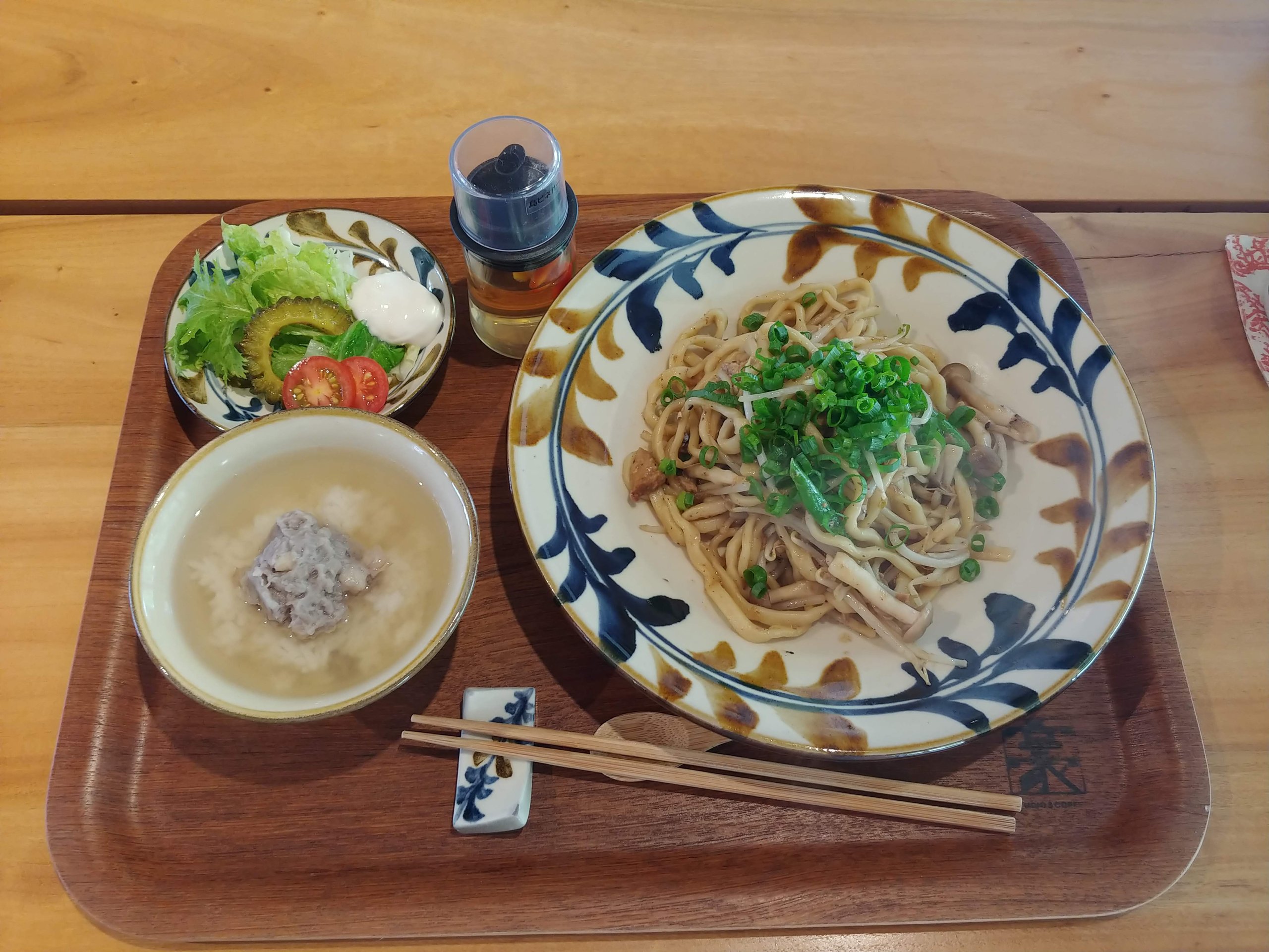 みやんちSTUDIO&COFFEEのランチ。麺料理とスープ、サラダ