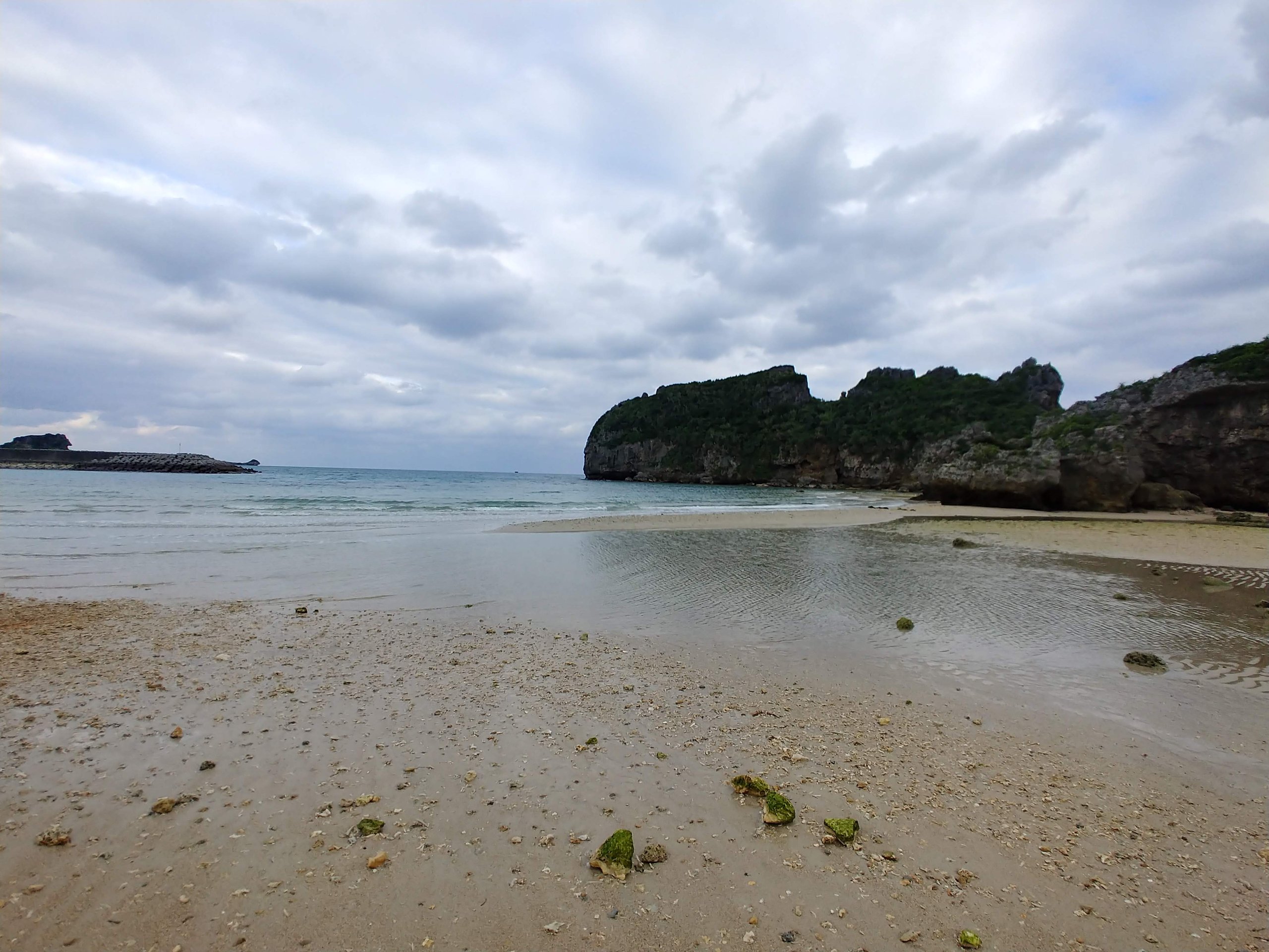 岩の島が浮かぶ、浜比嘉島の穏やかな浜