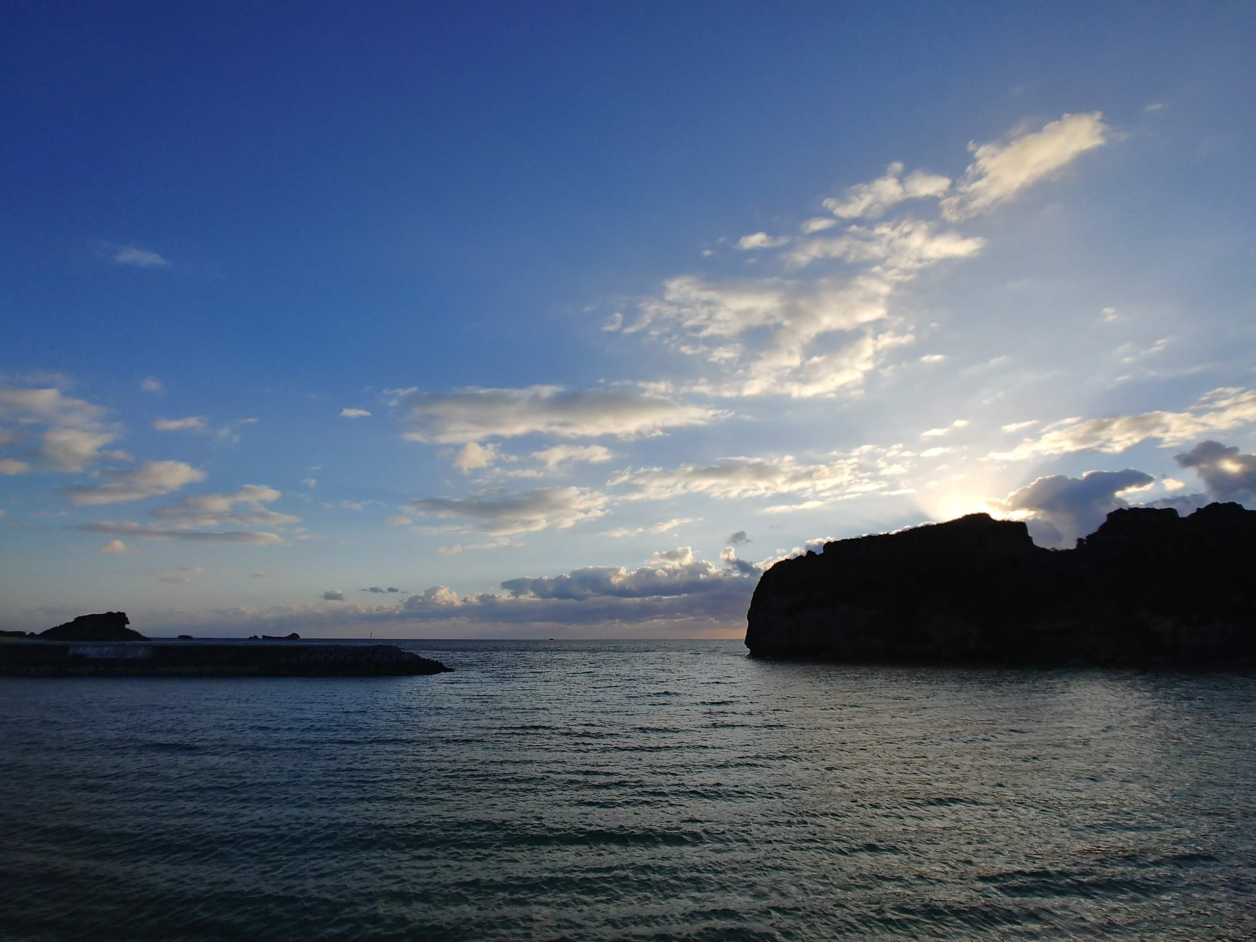 朝の青空と雲、浜比嘉島の海と岩の島