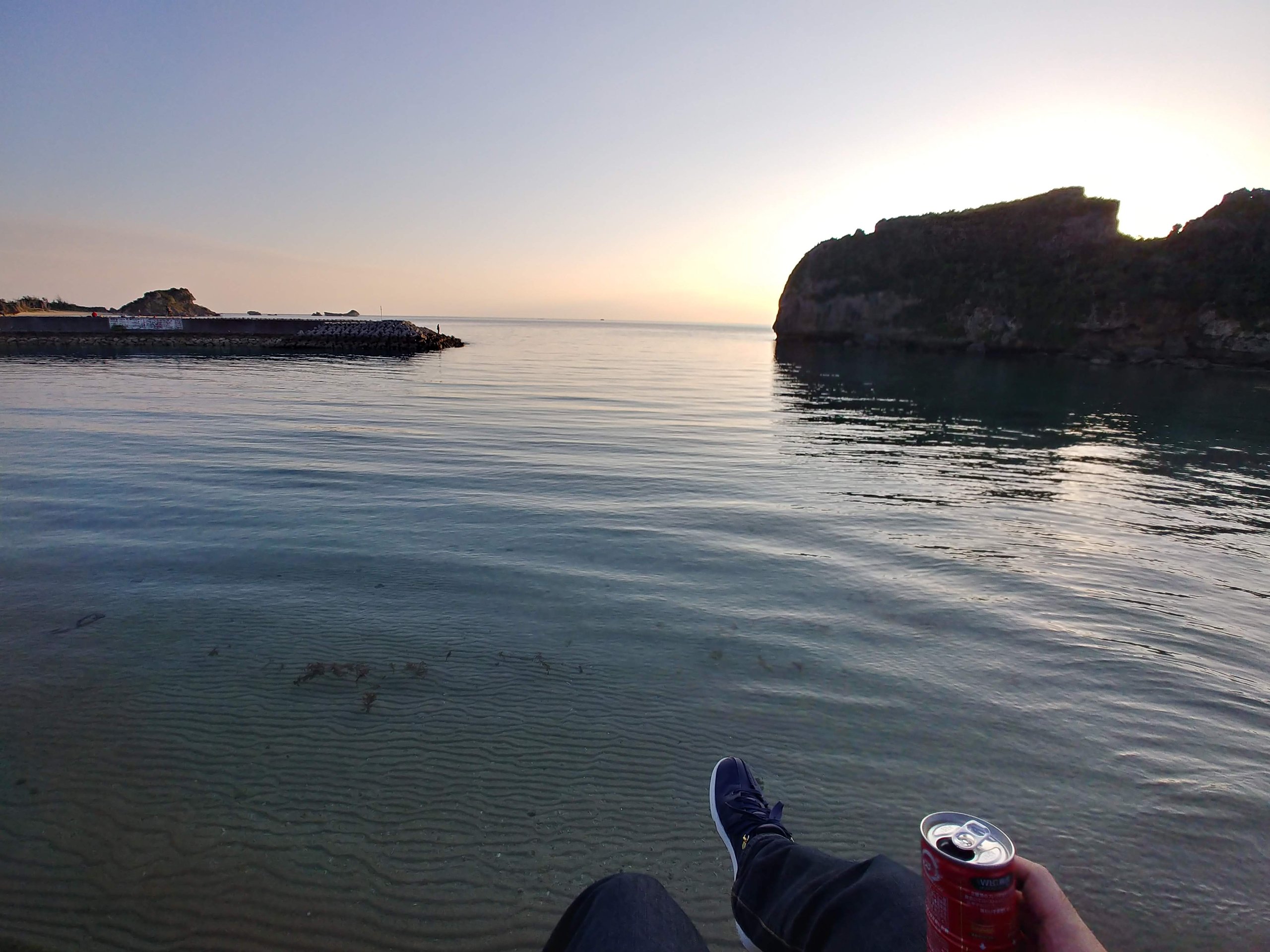 最終日の朝、朝日に照らされる浜比嘉島の海と岩の島