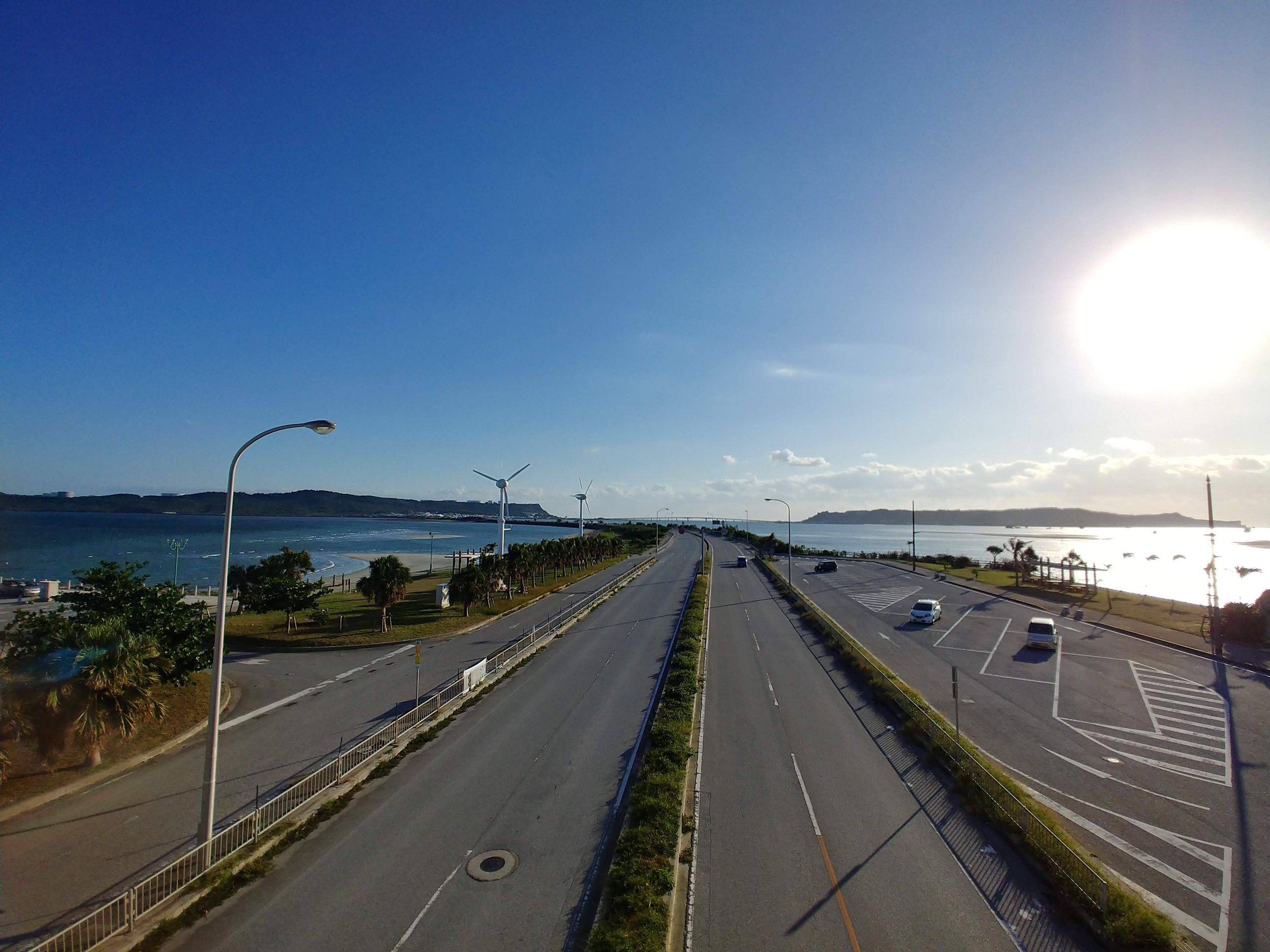 海の上をまっすぐ延びる海中道路と風車