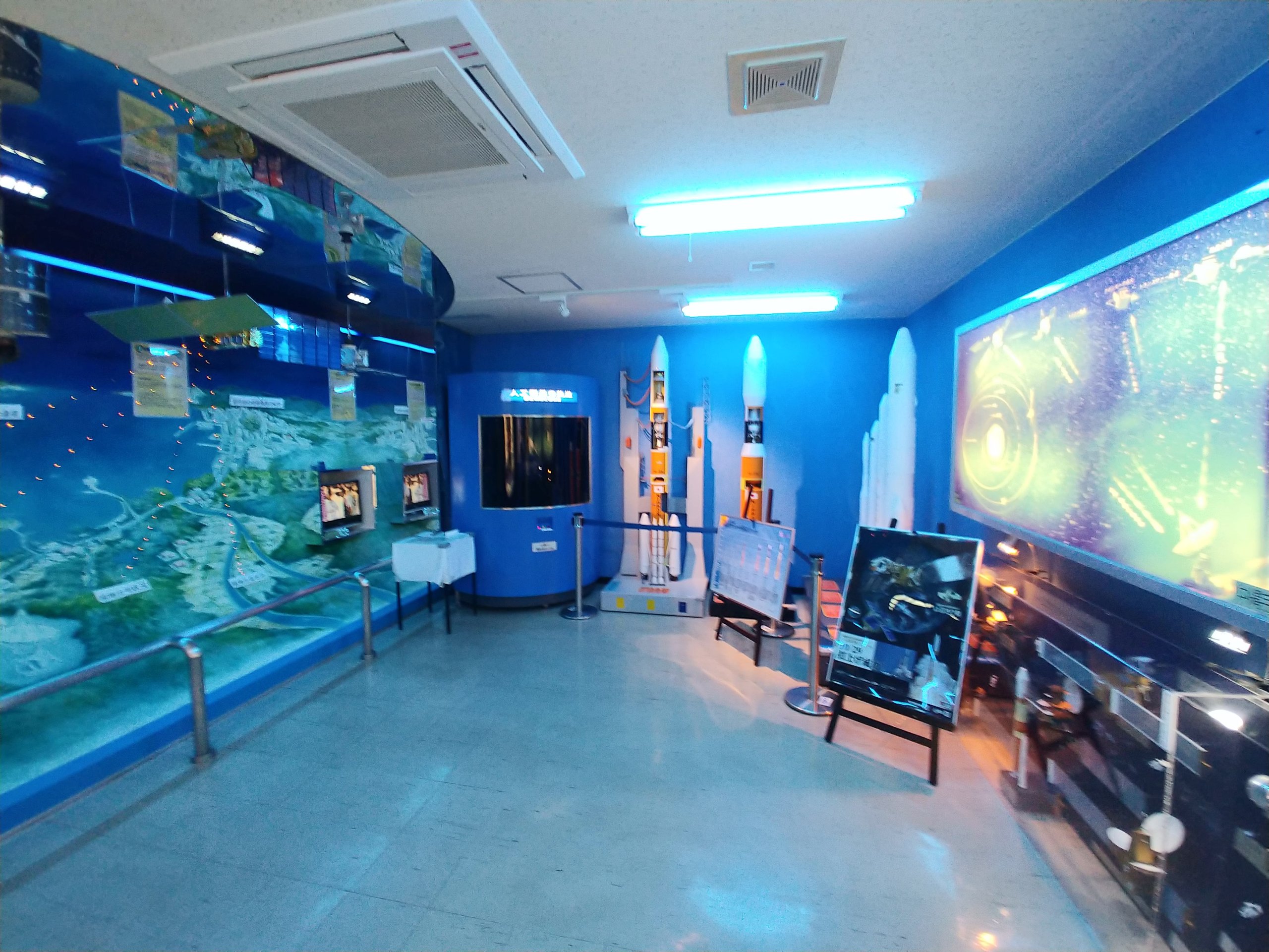 JAXA沖縄宇宙通信所の展示室に並ぶロケットの模型