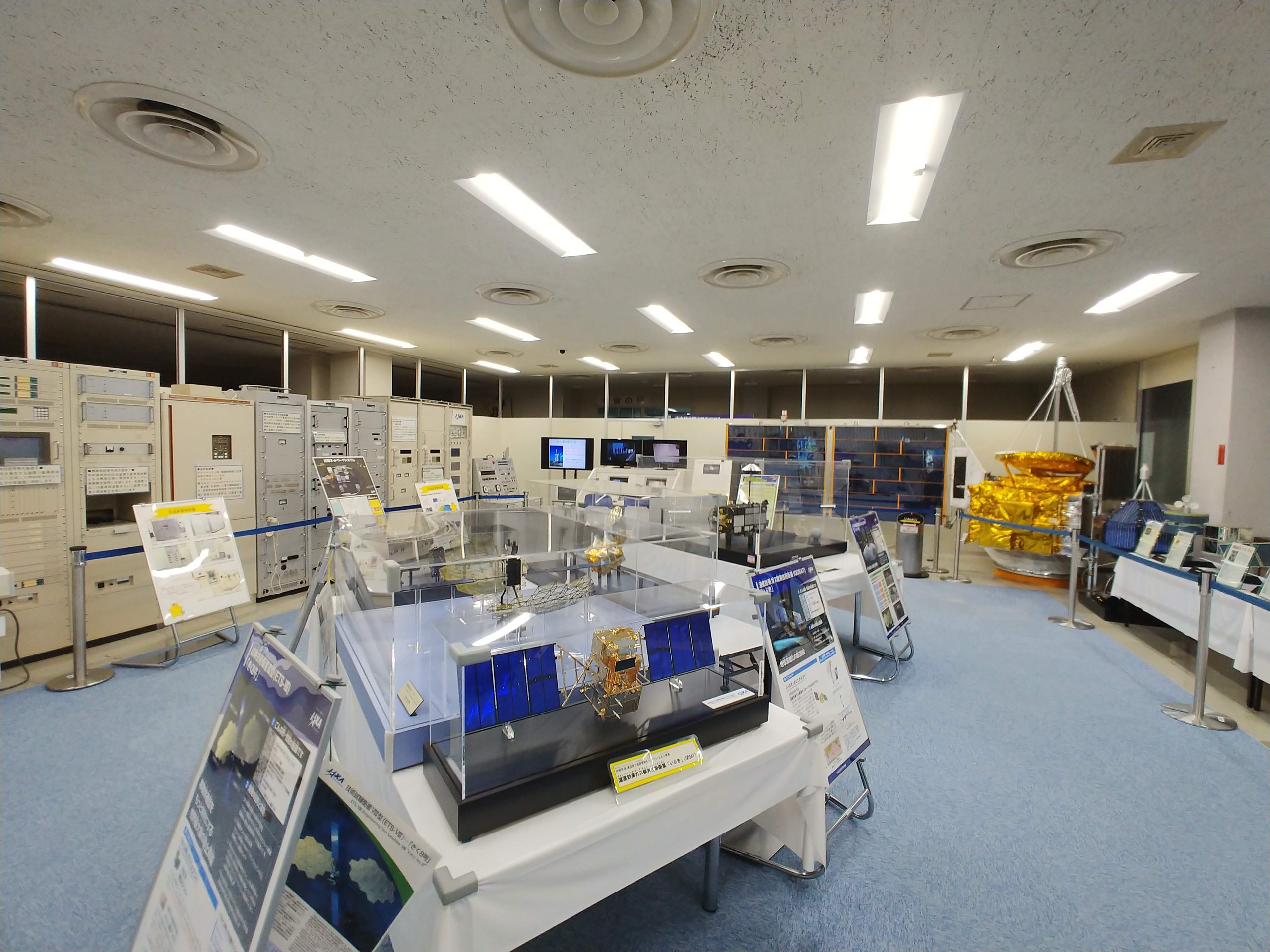JAXA沖縄宇宙通信所の展示室に並ぶ人工衛星の模型