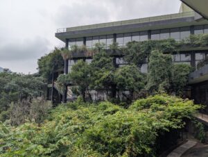緑に覆われた、ヘリタンス カンダラマの建物