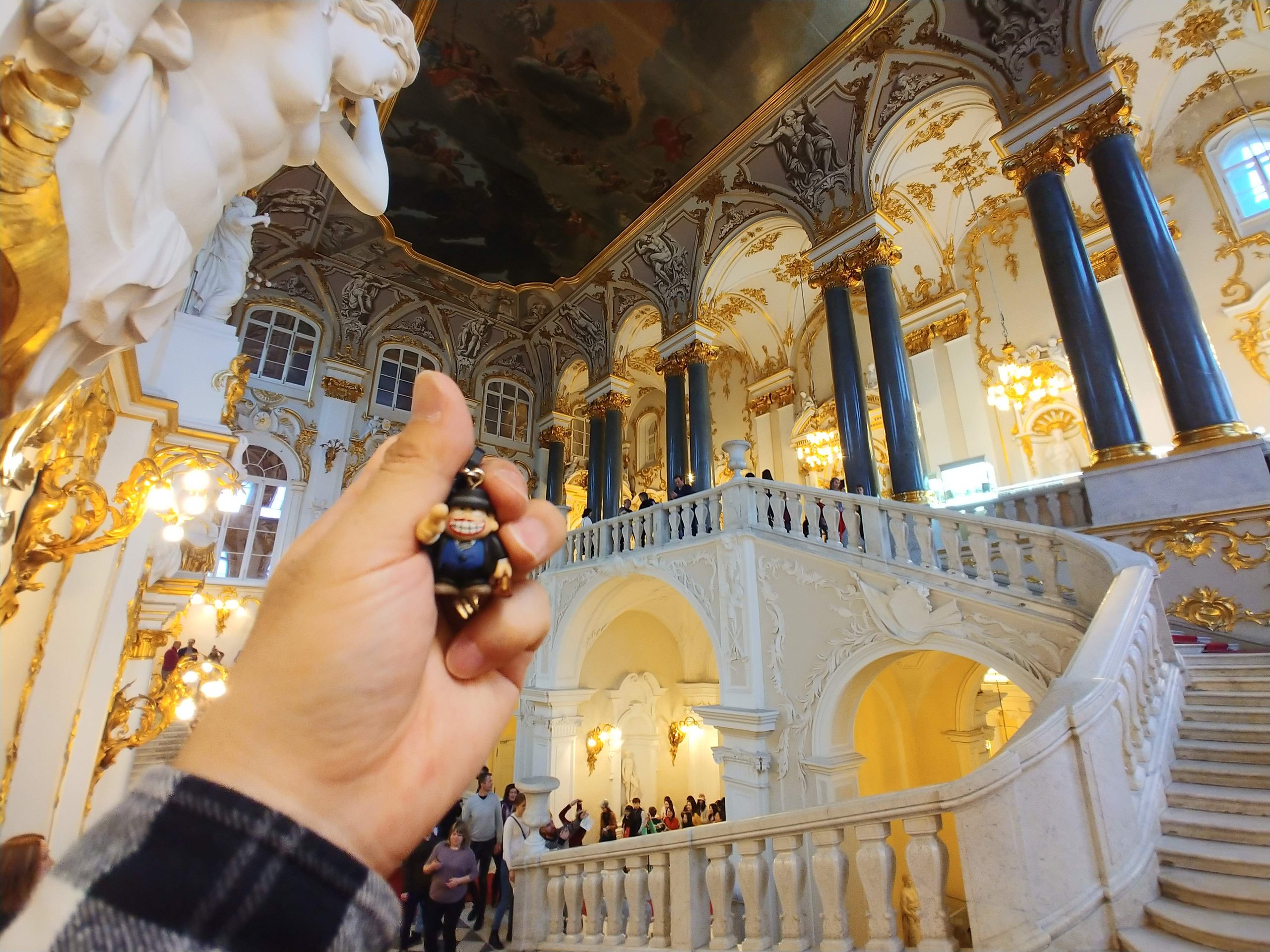 大使の階段で喪黒福造のフィギュアを持って