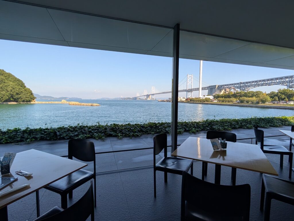 カフェの大きな窓の向こうに見える、海と瀬戸大橋