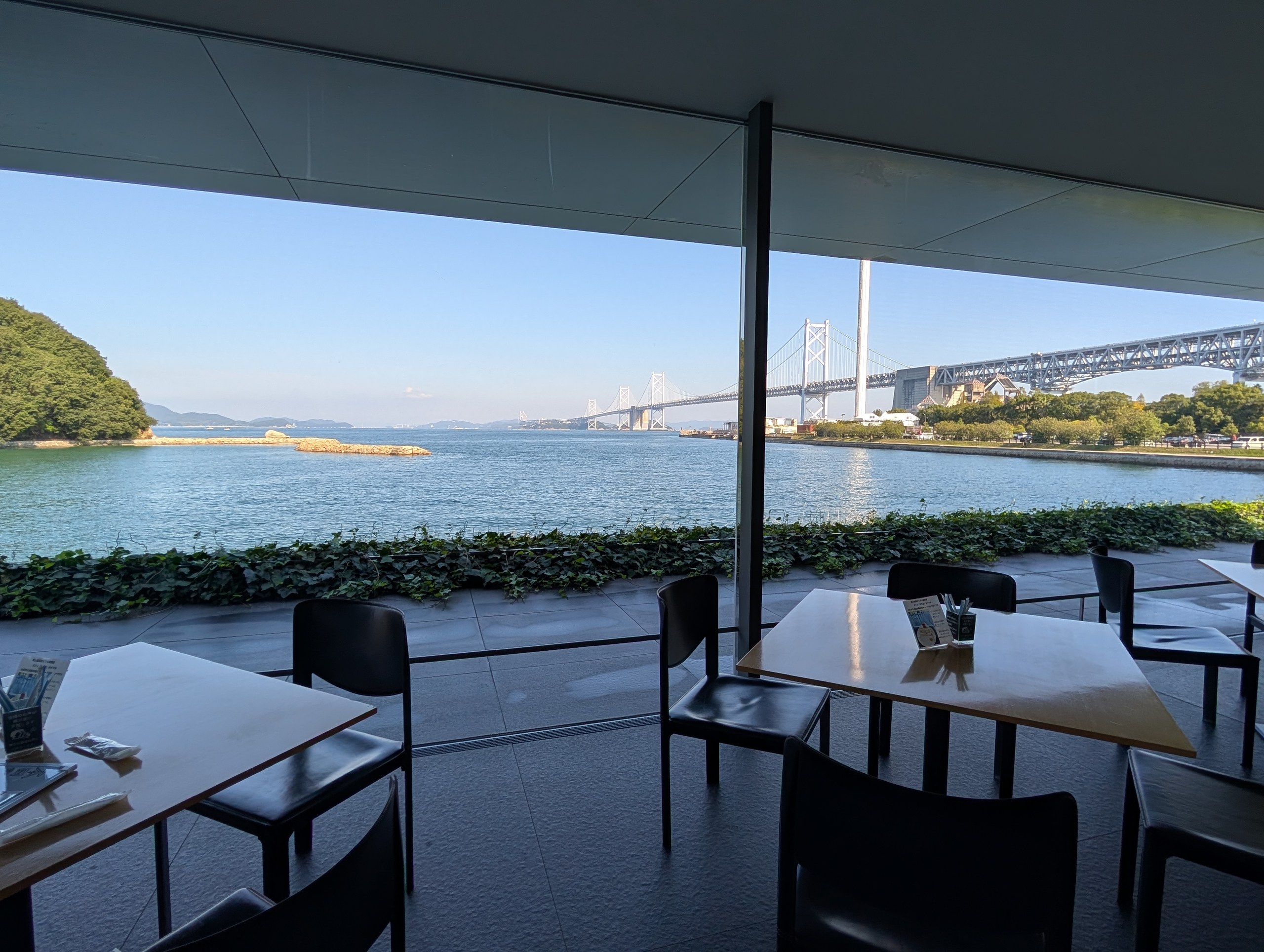 カフェの大きな窓の向こうに見える、海と瀬戸大橋