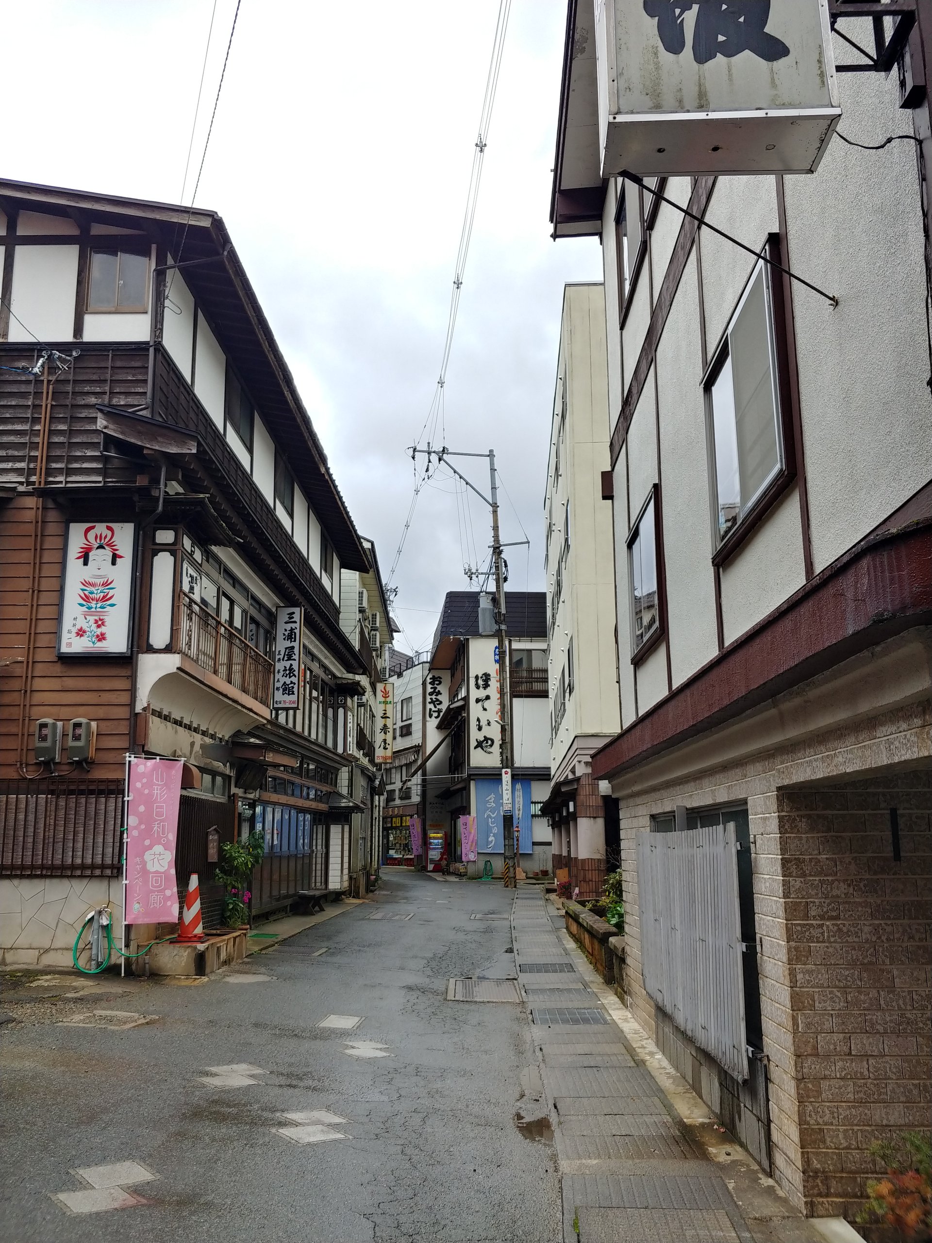 木造の旅館が並ぶ肘折温泉の細い通り