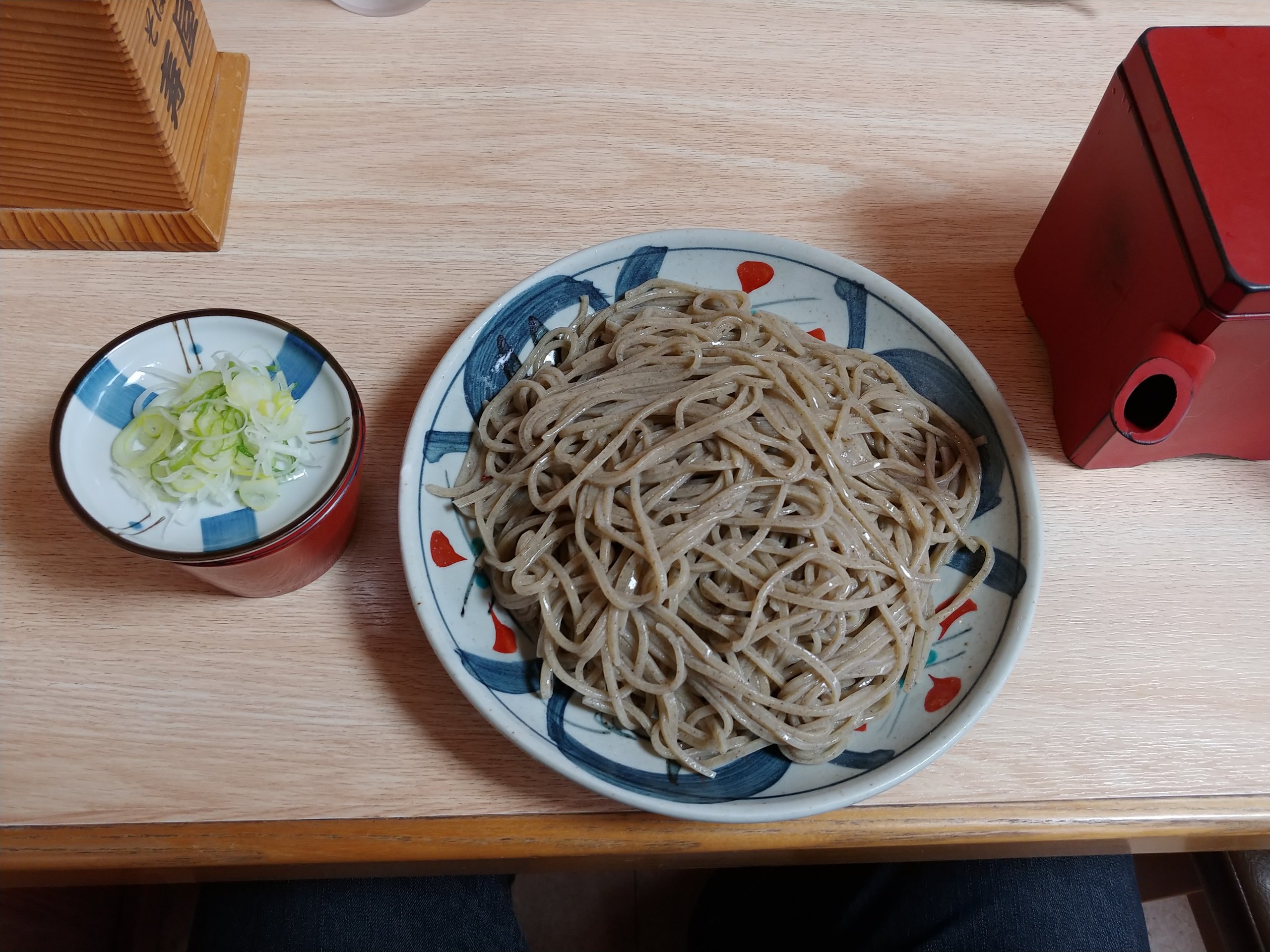 ざるそばと薬味のねぎ