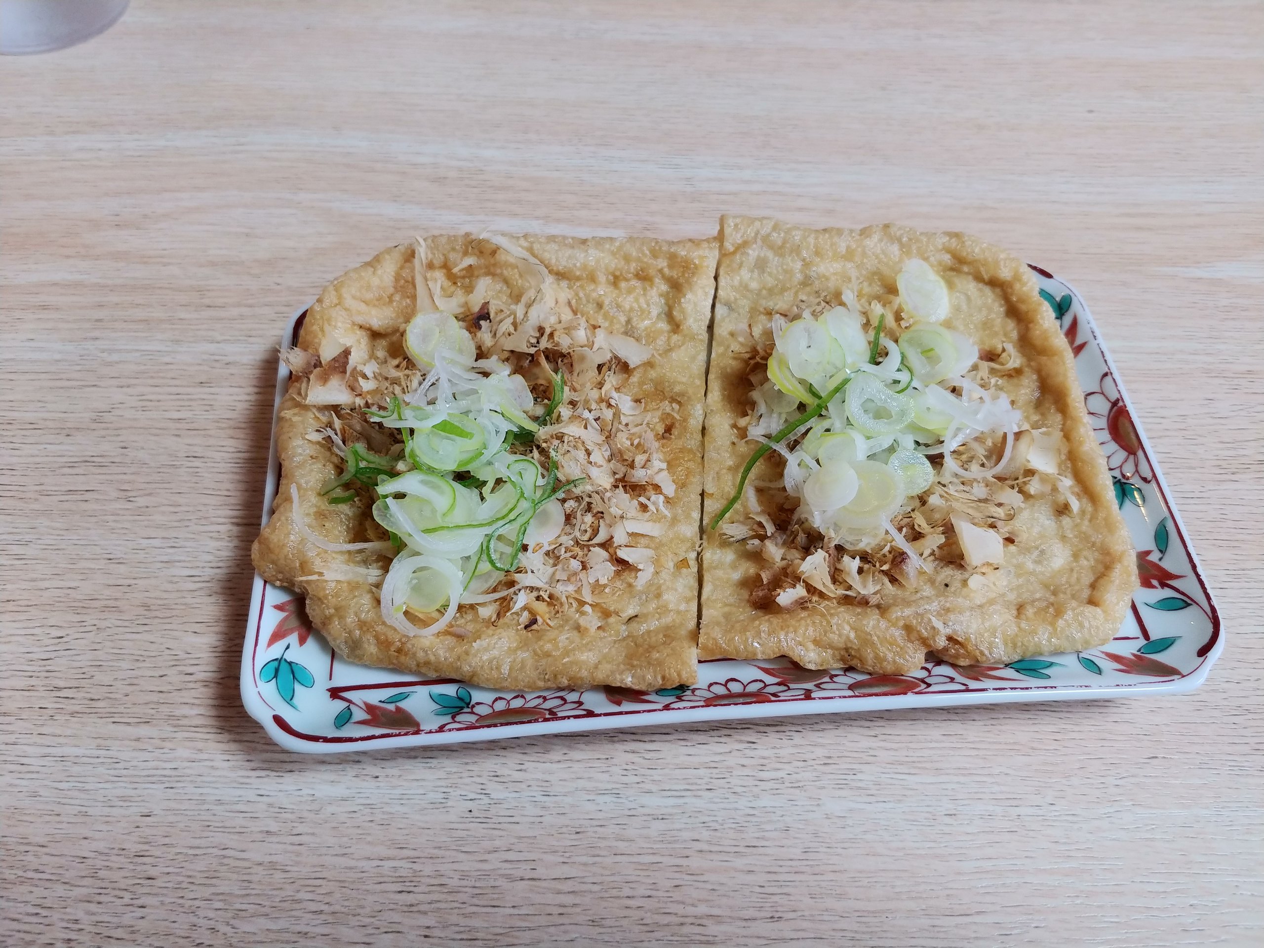 ねぎとかつお節をのせた大きな油揚げ