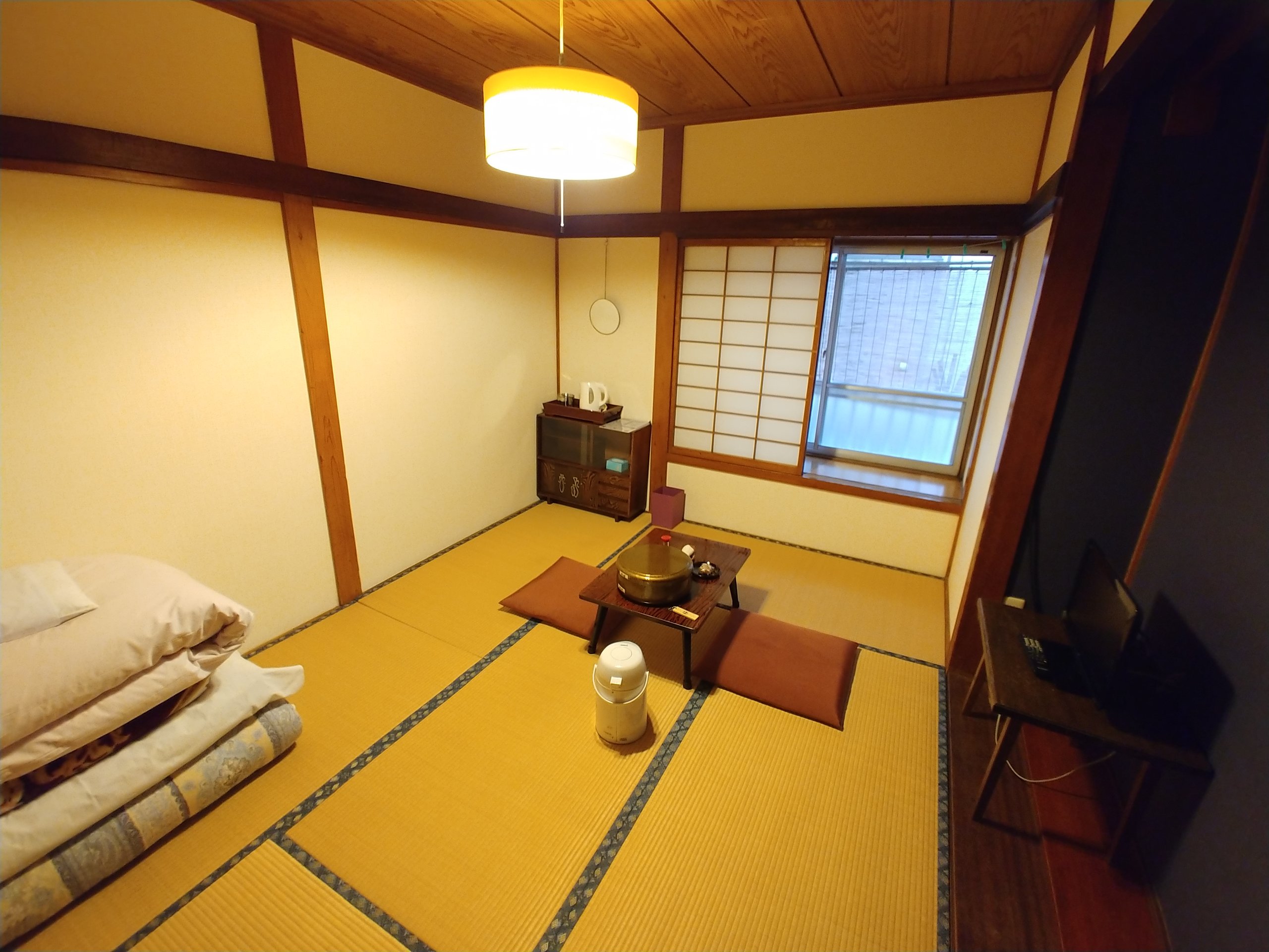 西本屋旅館の和室。座卓と布団が置かれている