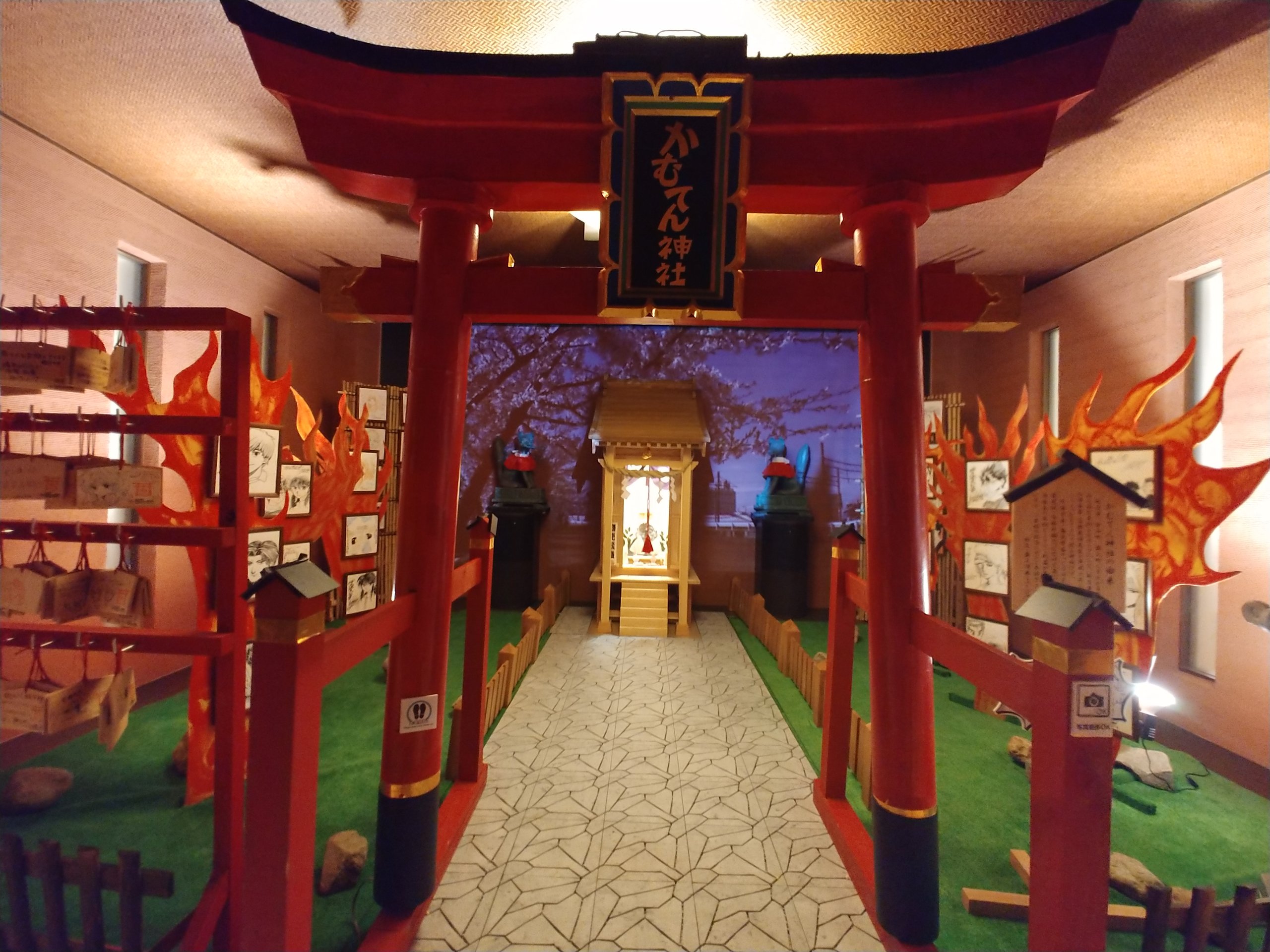 漫画ミュージアムの館内にある、朱色の鳥居と社を再現した展示
