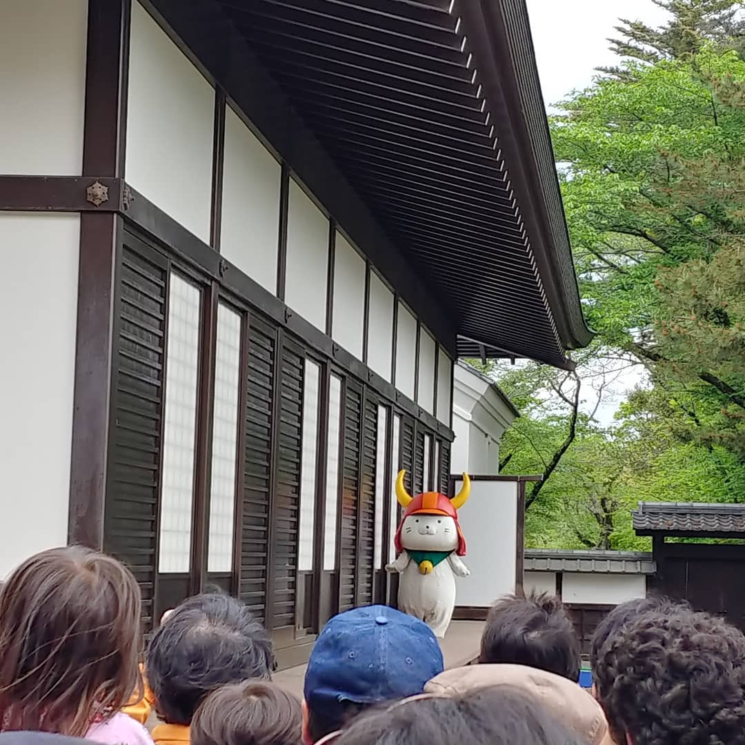 集まった人たちの向こうに登場した、ひこにゃん
