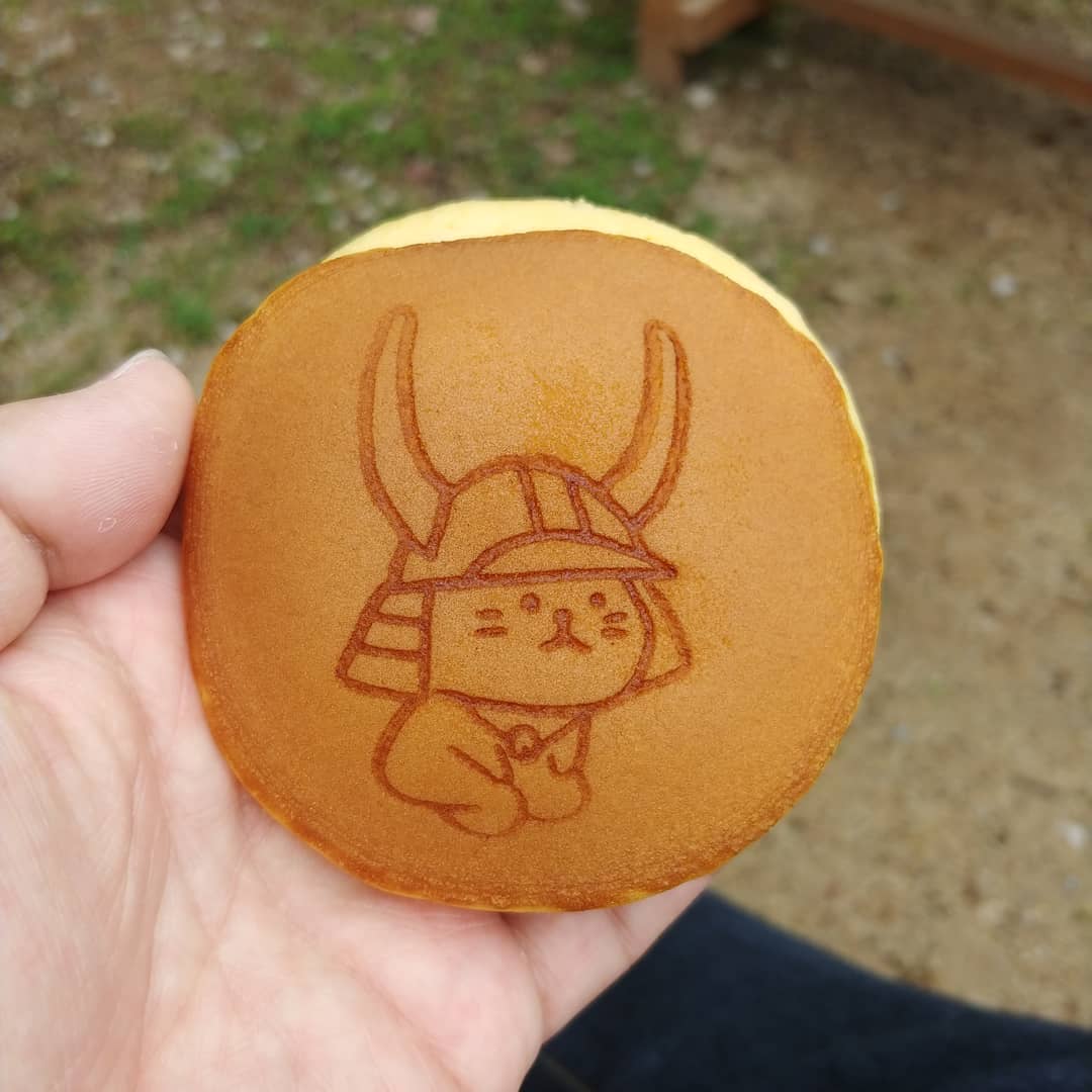 ひこにゃんの焼き印が入ったどら焼き