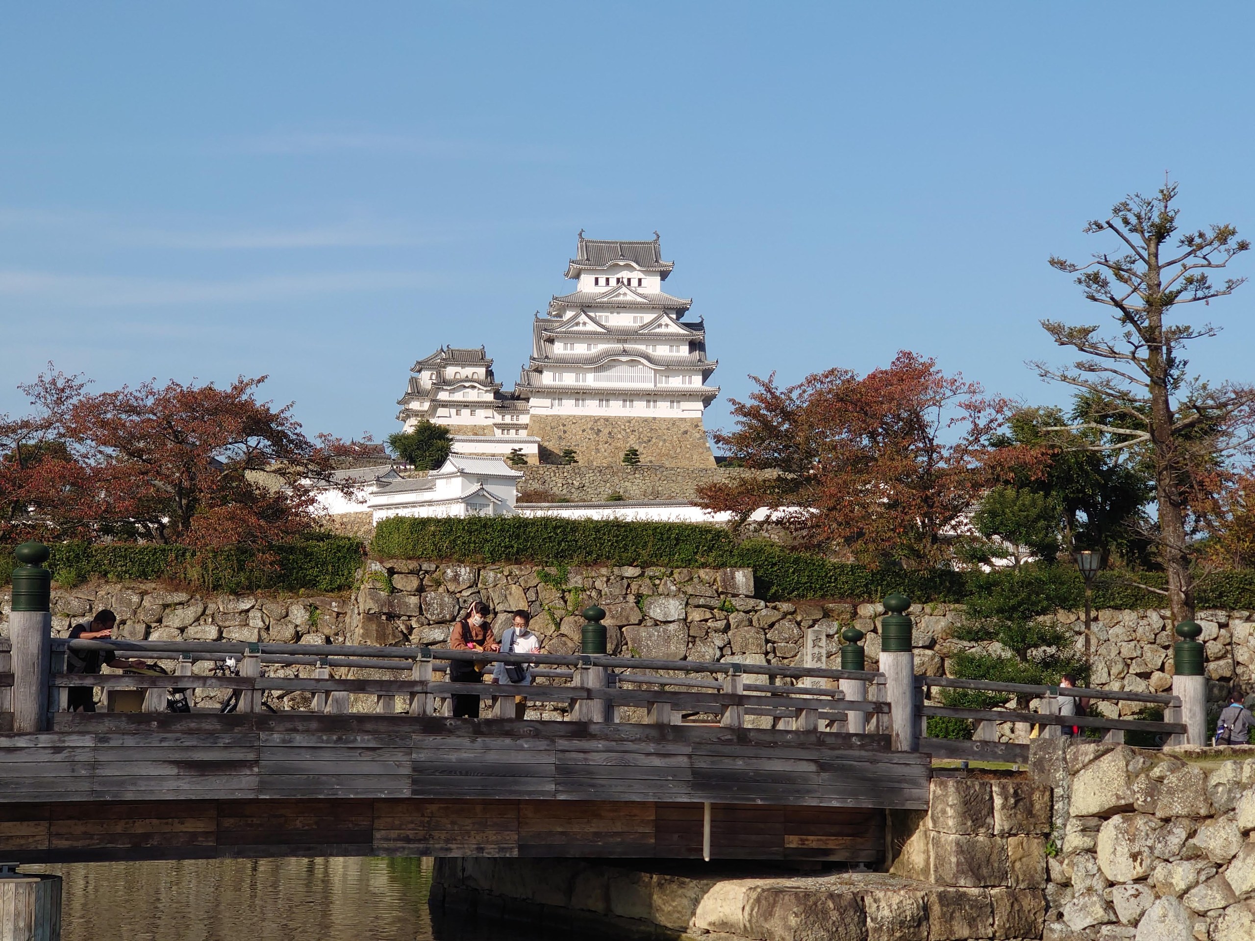 堀にかかる橋と姫路城