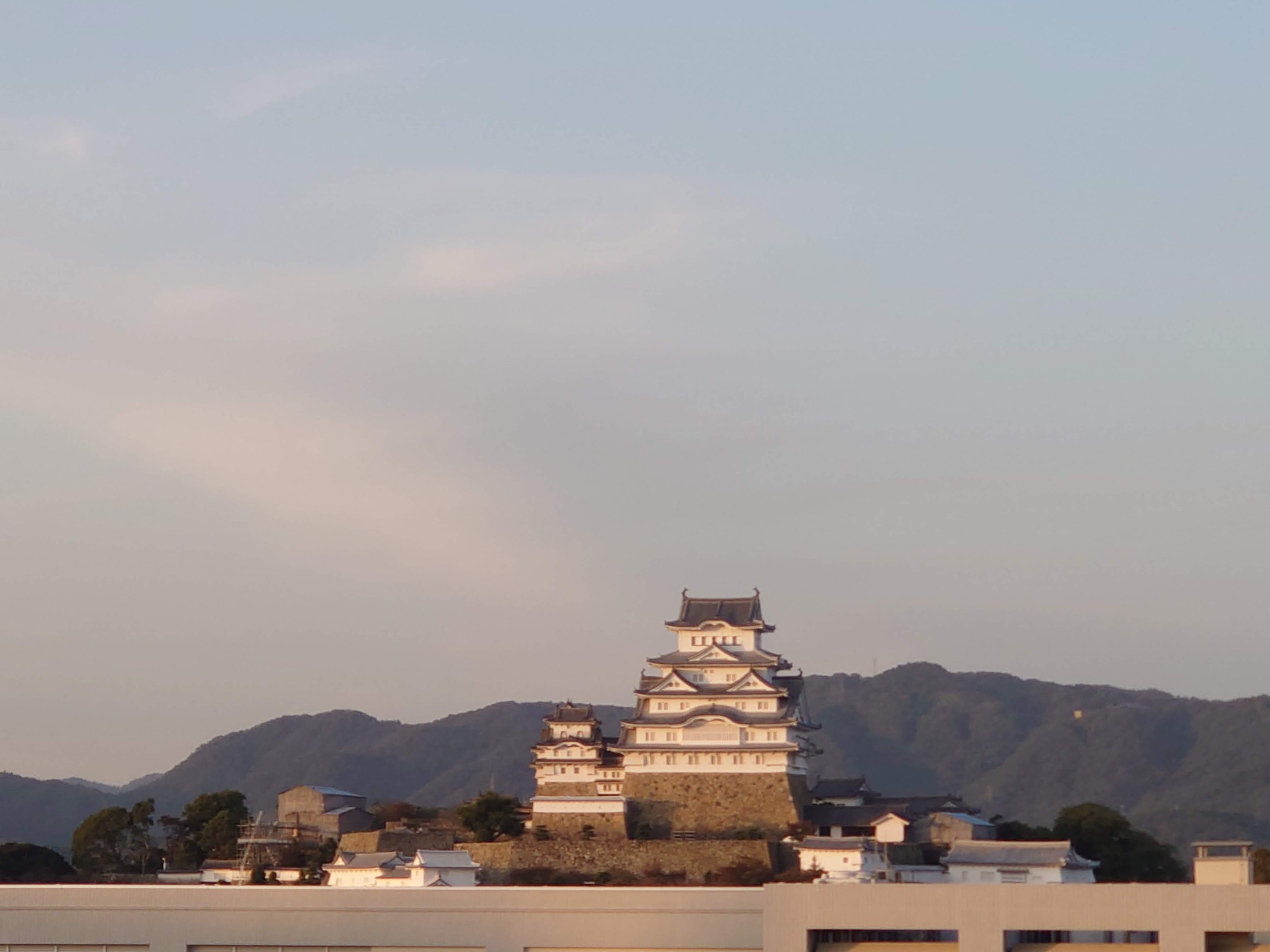 夕焼けの空と姫路城