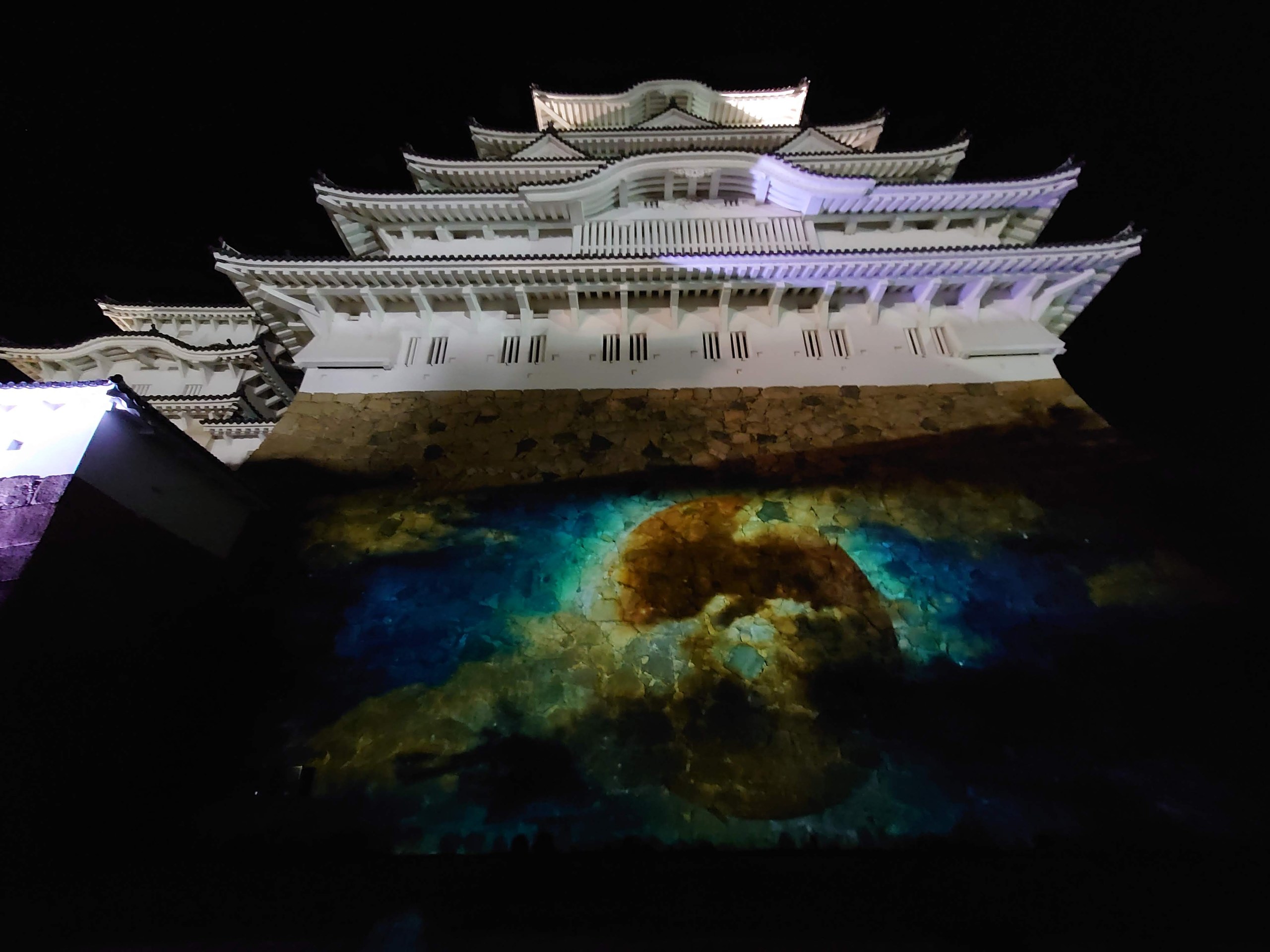 映像が映し出された石垣と天守