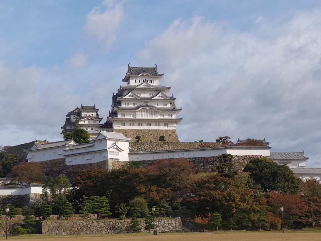 朝の青空の下の姫路城