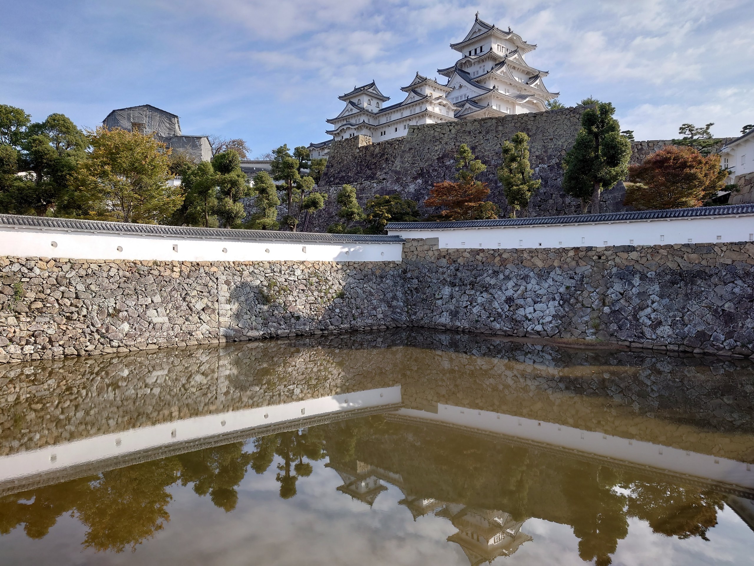 石垣と堀に映る天守