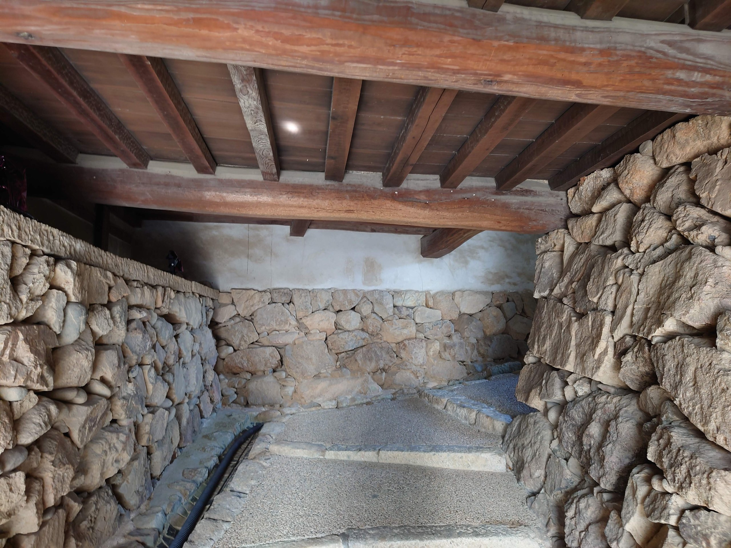 石垣に囲まれた門の通路