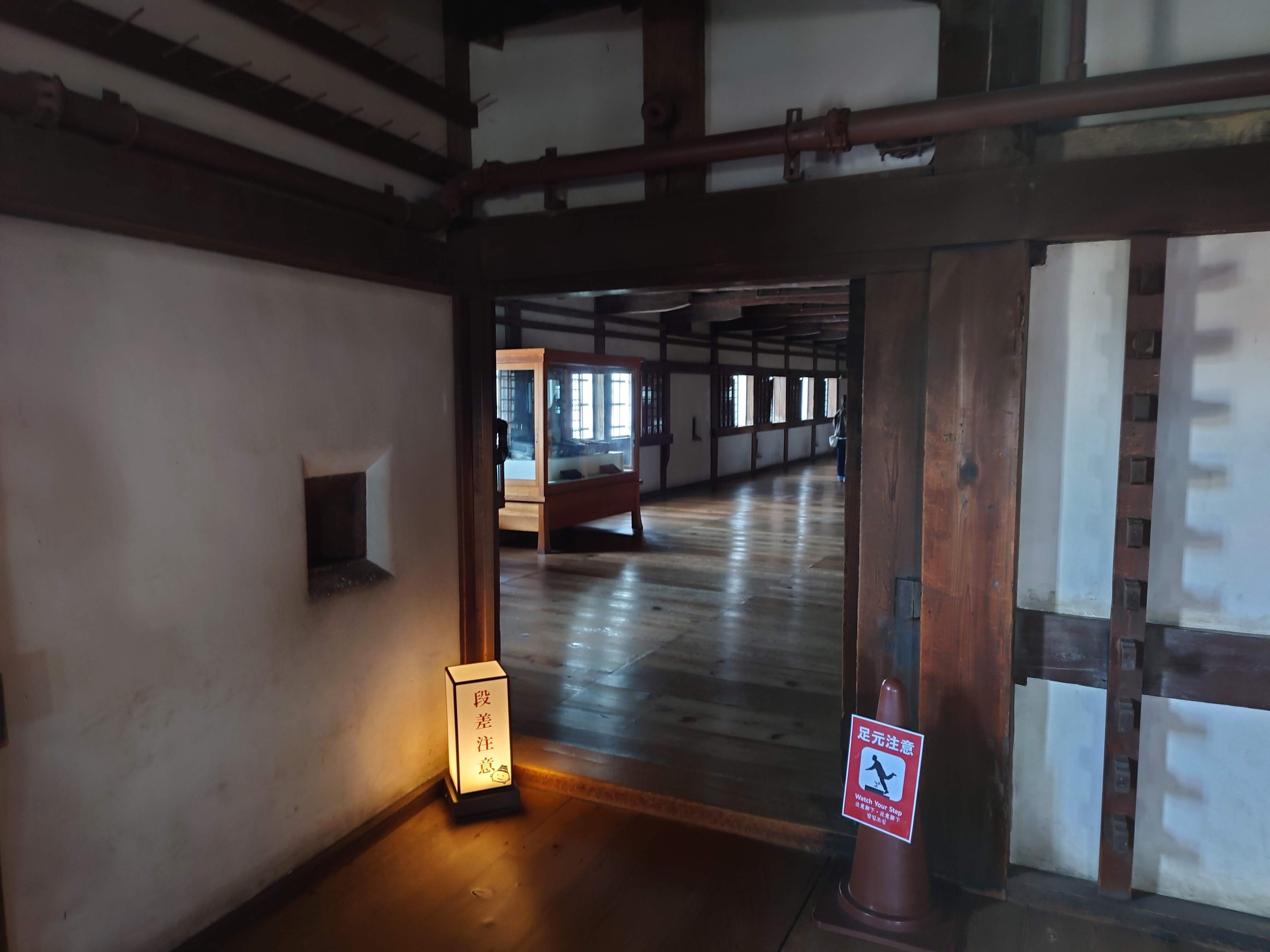 天守の中の板張りの部屋
