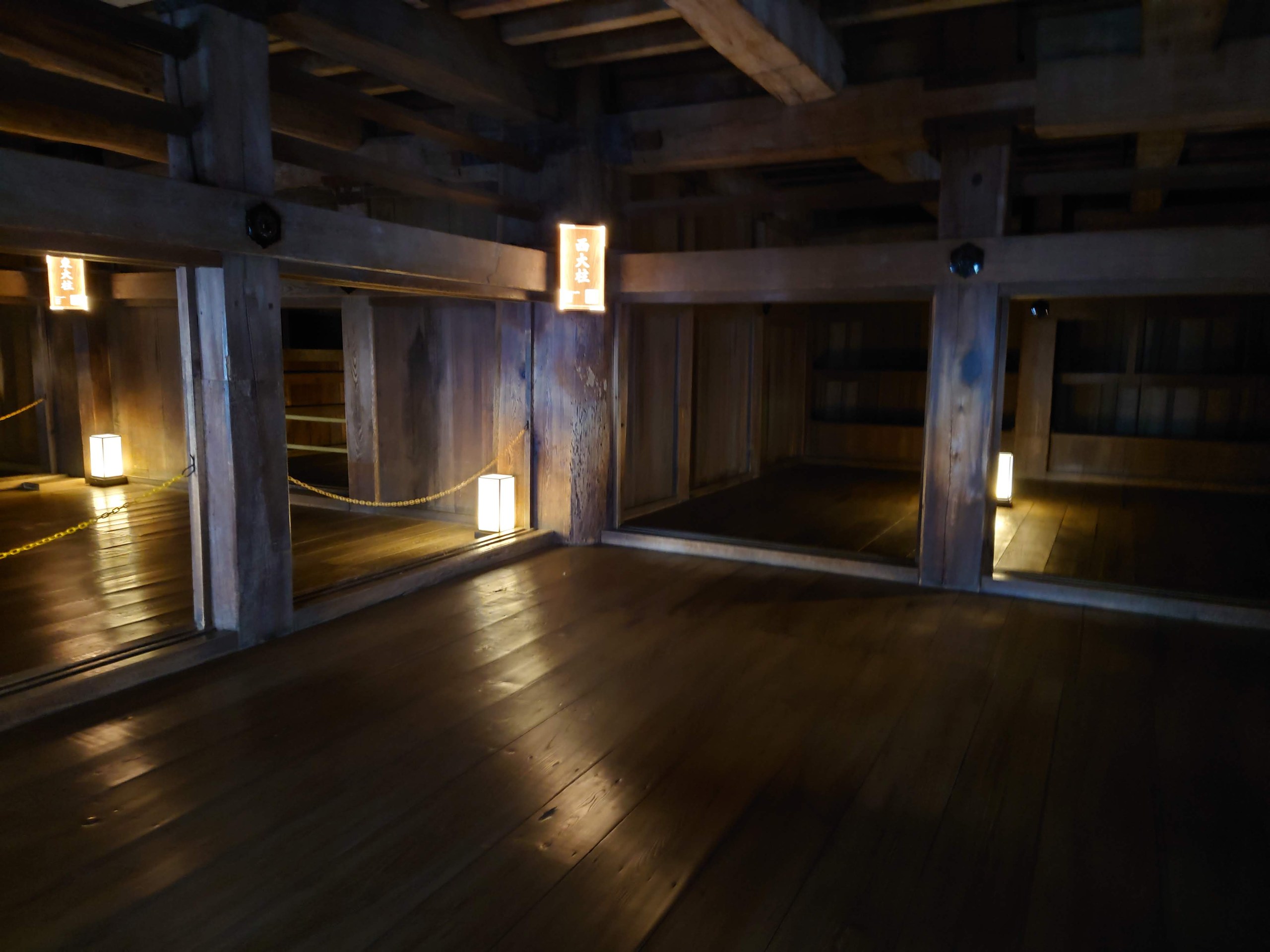薄暗い天守の中の階