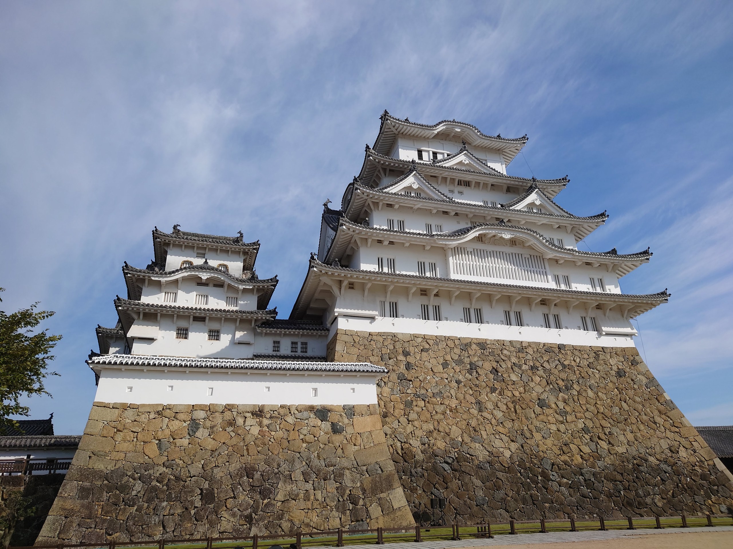 石垣の上にそびえる天守