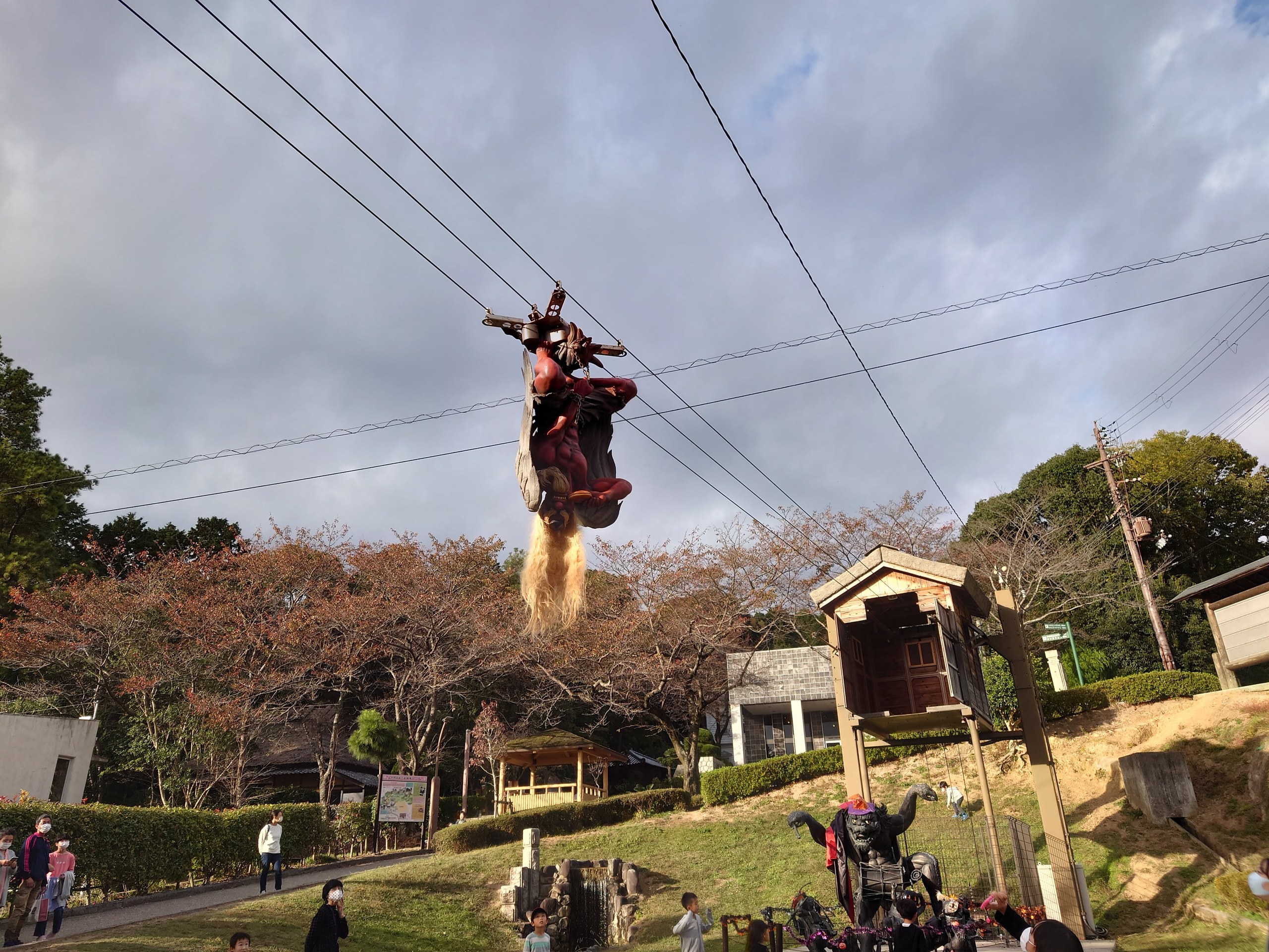 辻川山公園で空を飛ぶ天狗