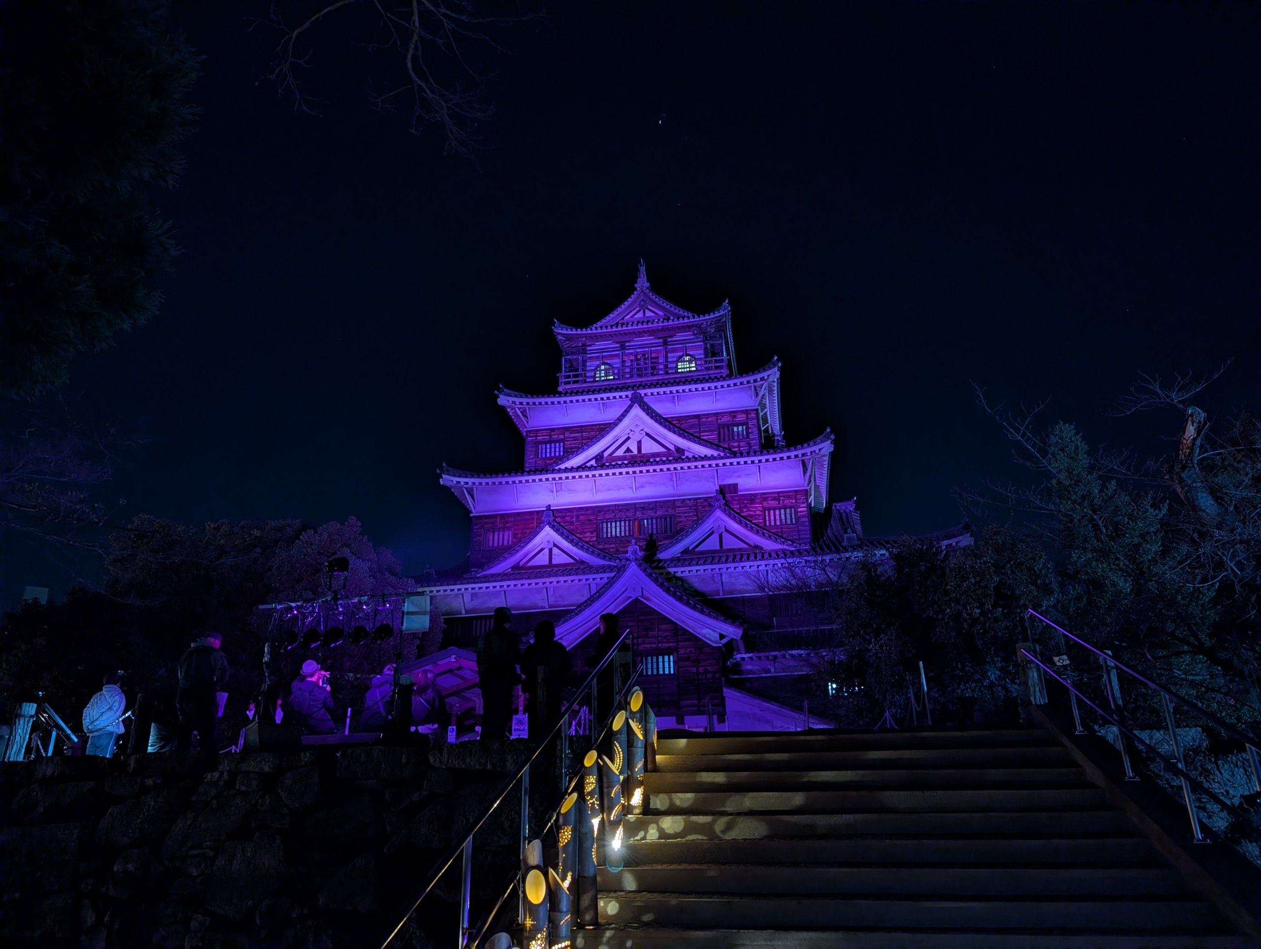紫に照らされた広島城の天守
