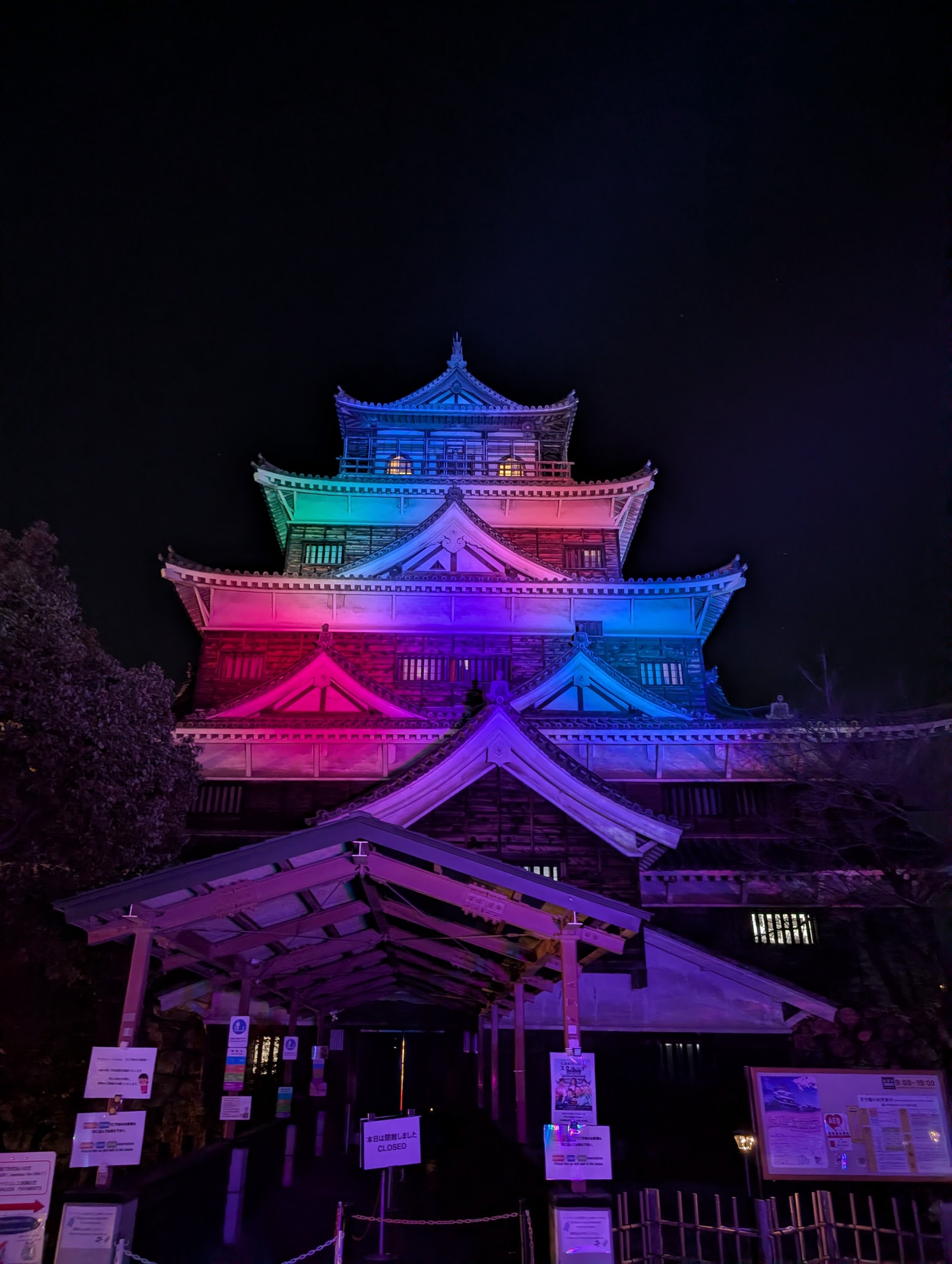 下から見上げた、色とりどりの天守