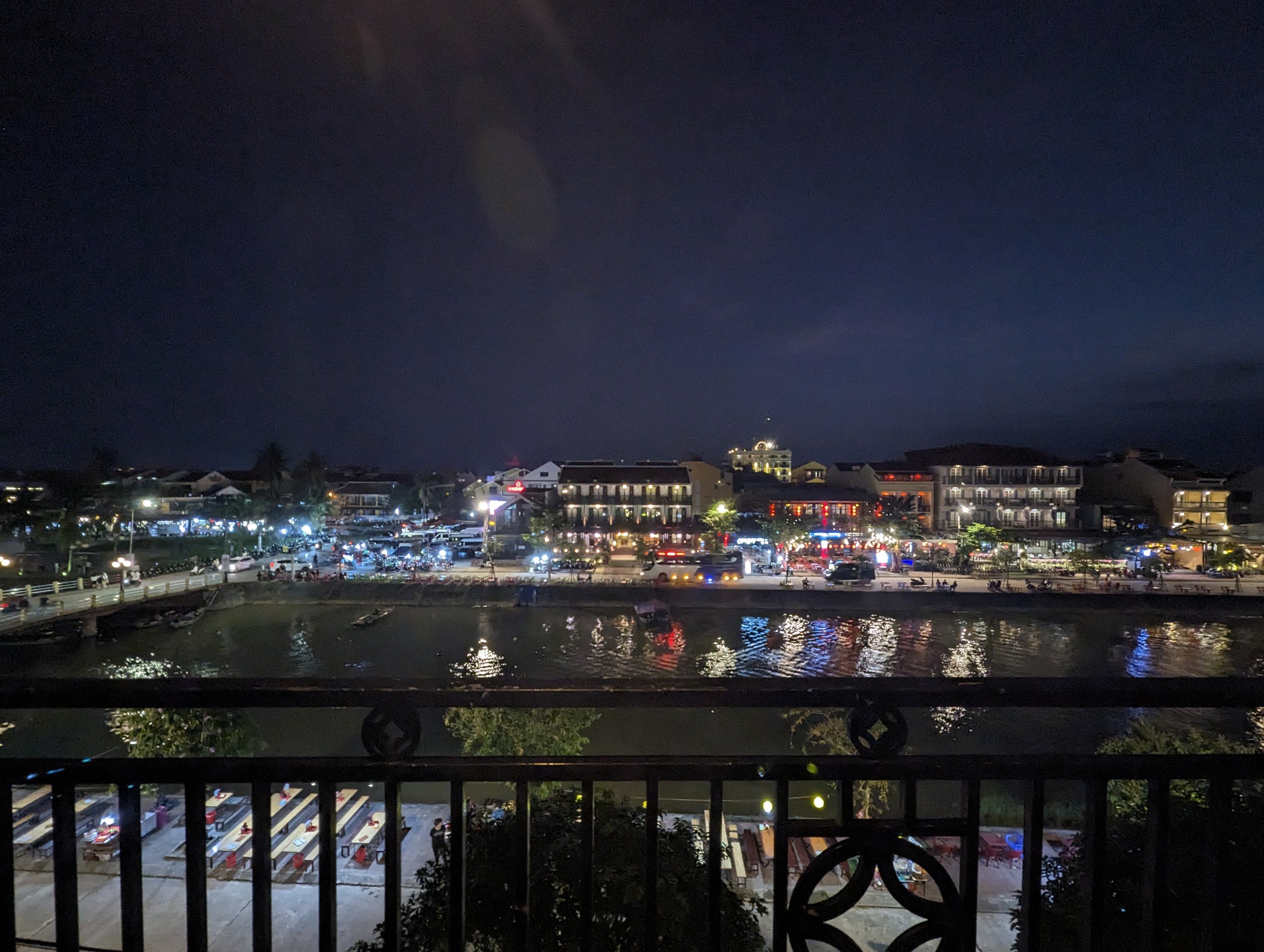 川の向こうに広がる、夜のホイアンの灯り