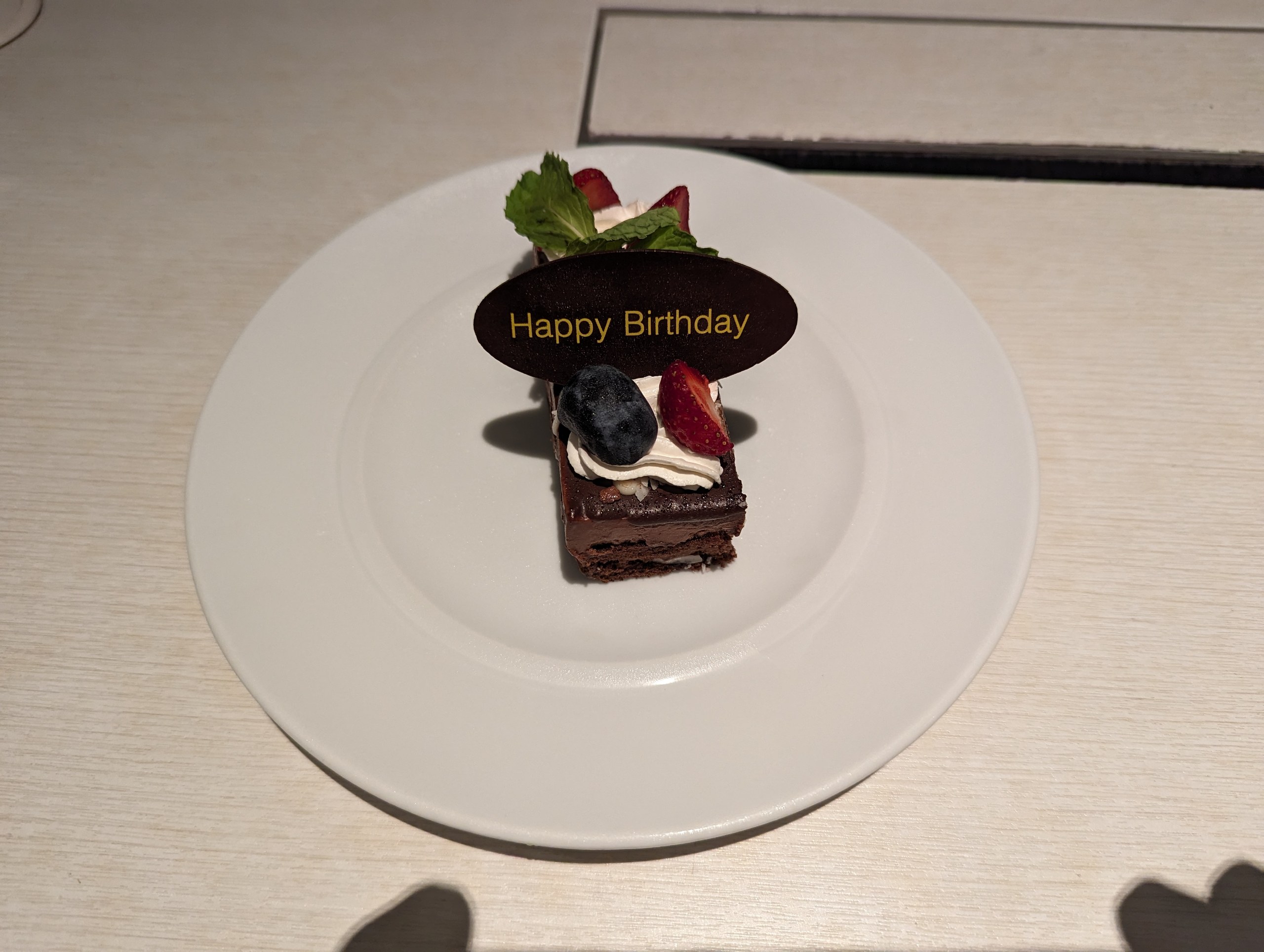「Happy Birthday」のチョコレートがのった、小さなケーキ