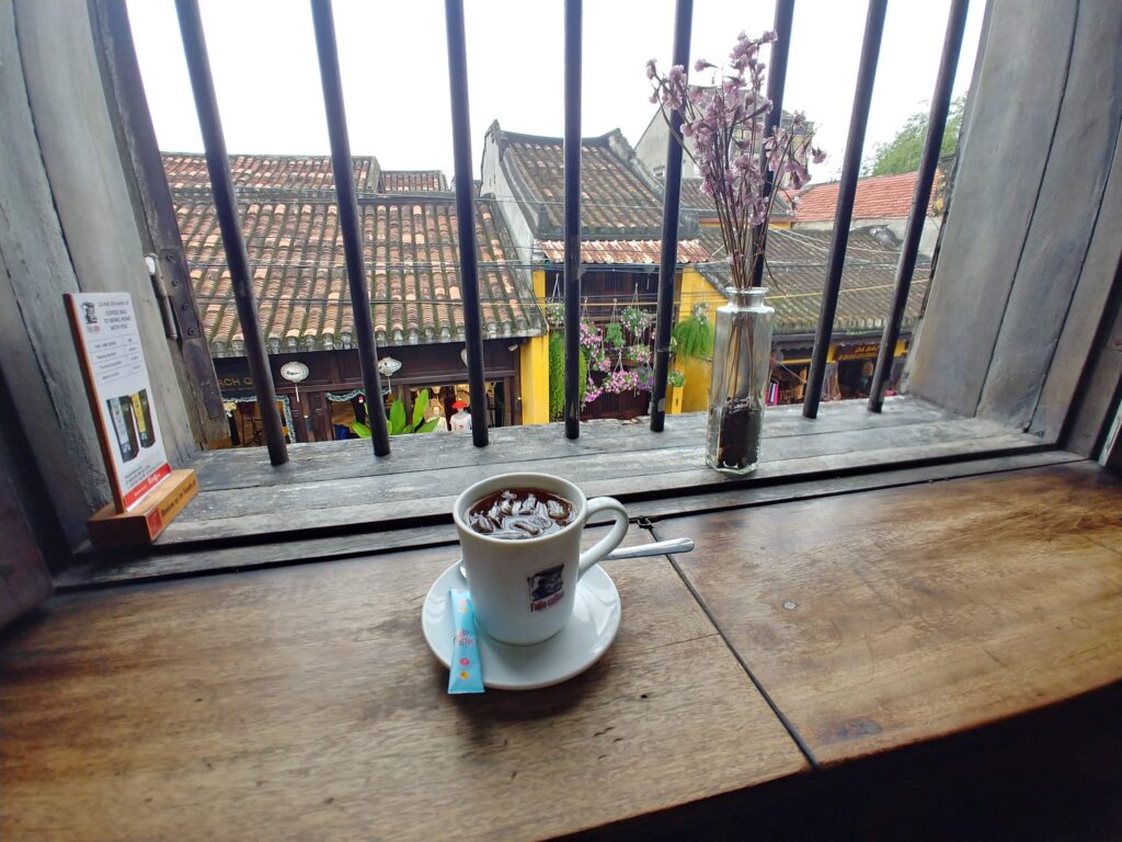 Faifo Coffeeの窓から見える旧市街の屋根