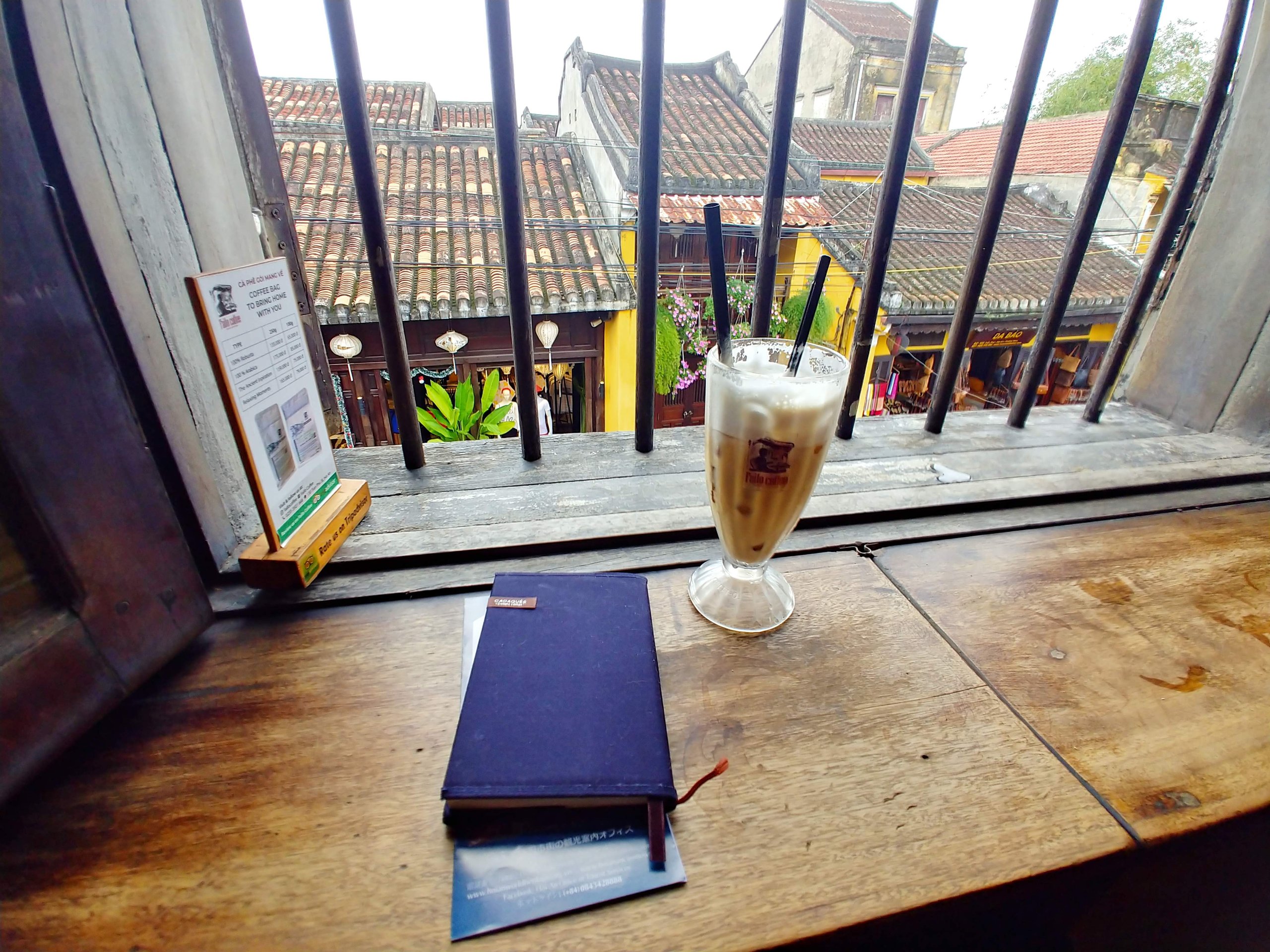 Faifo Coffeeの窓辺のコーヒー