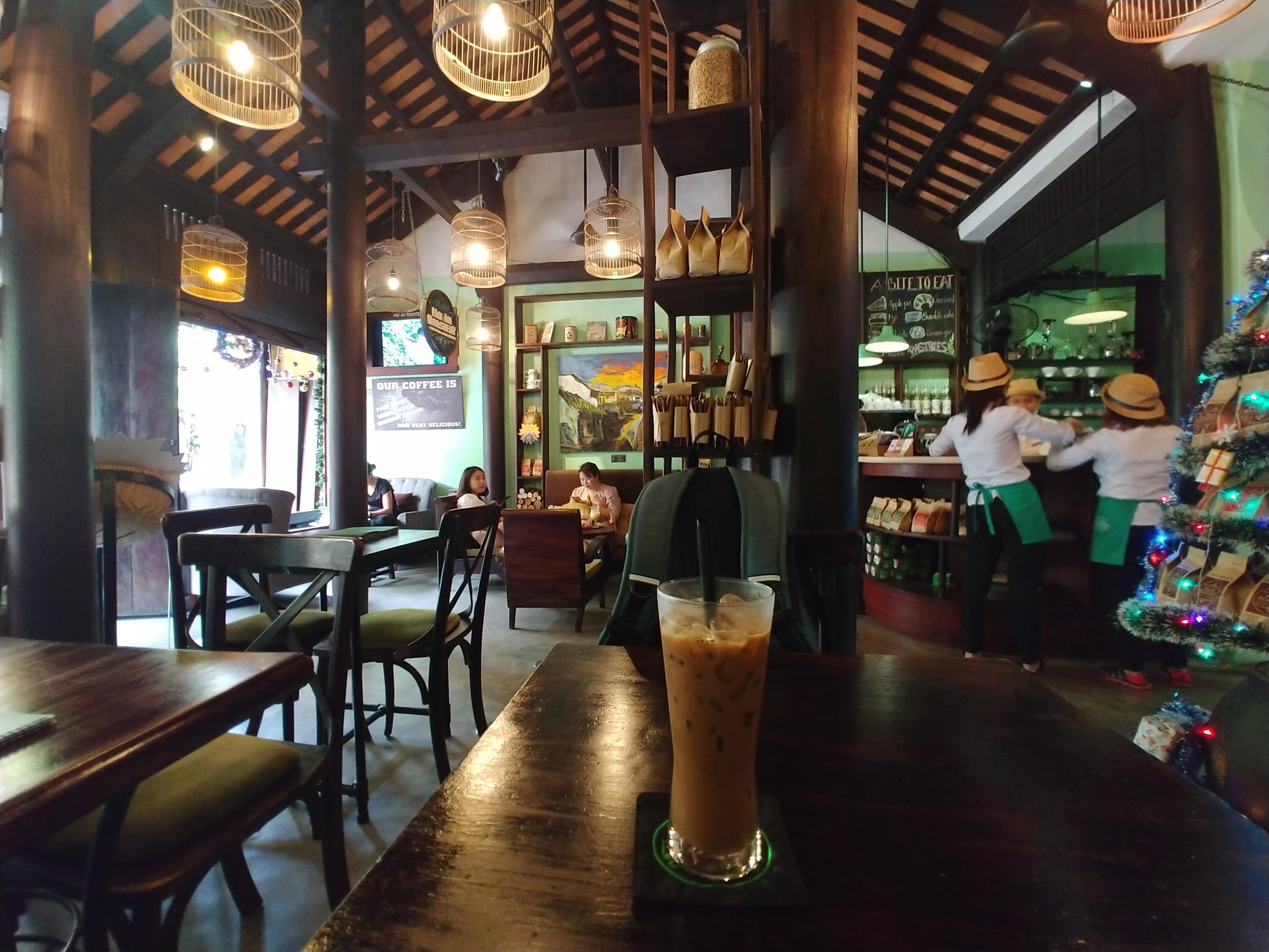 Hoi An Roasteryの店内とアイスコーヒー