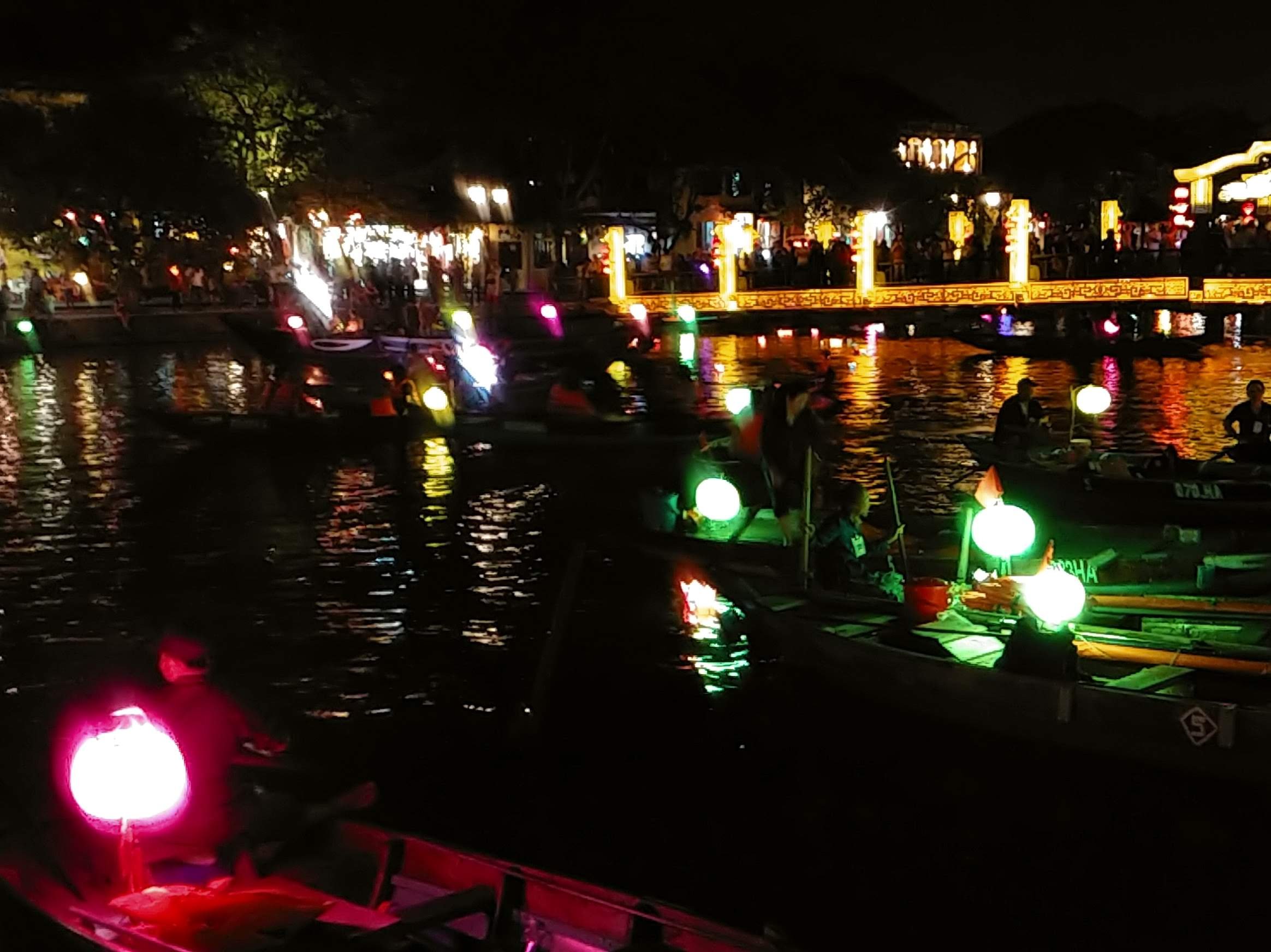 夜のトゥボン川と灯りの舟