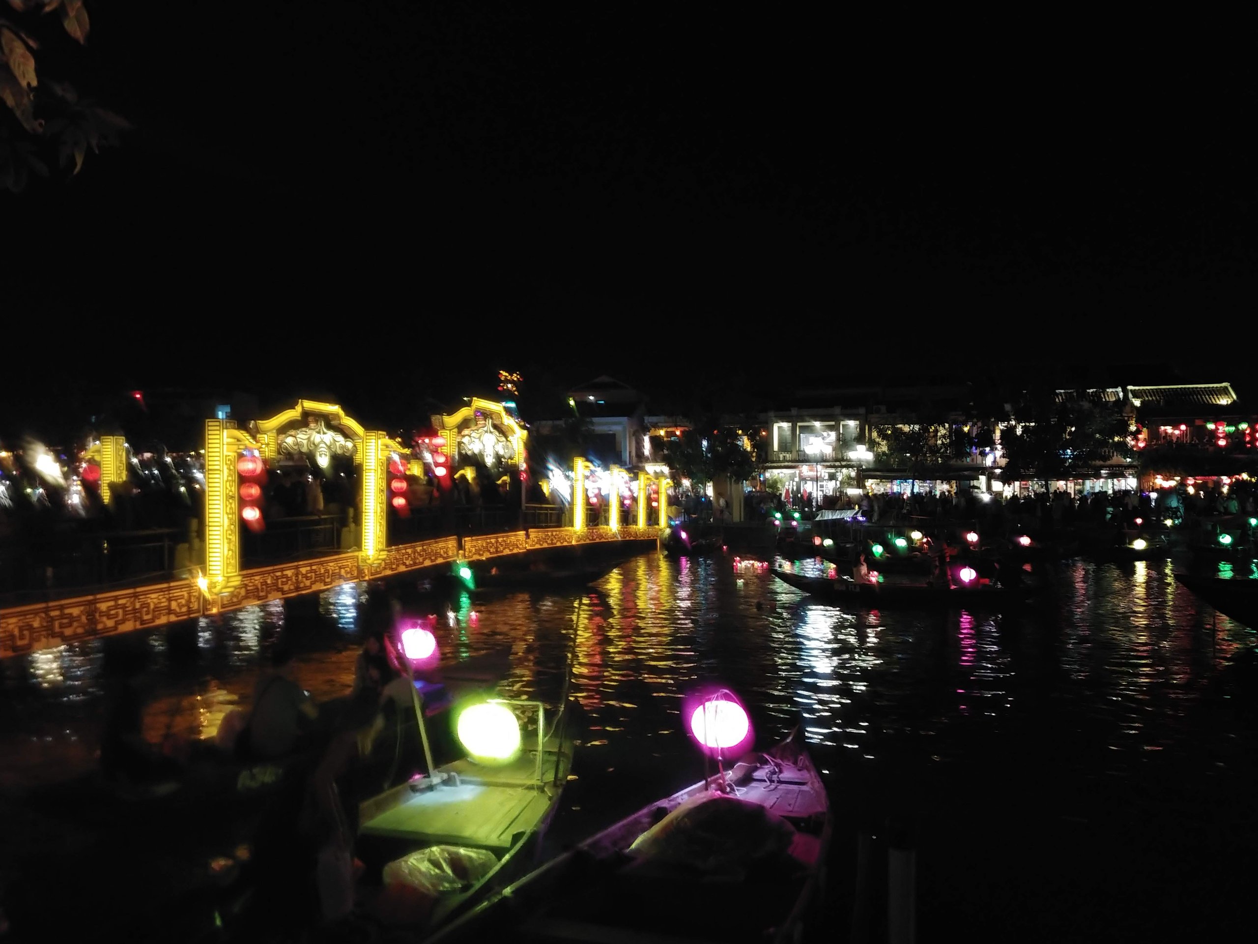 ランタンの灯りが映る夜の川